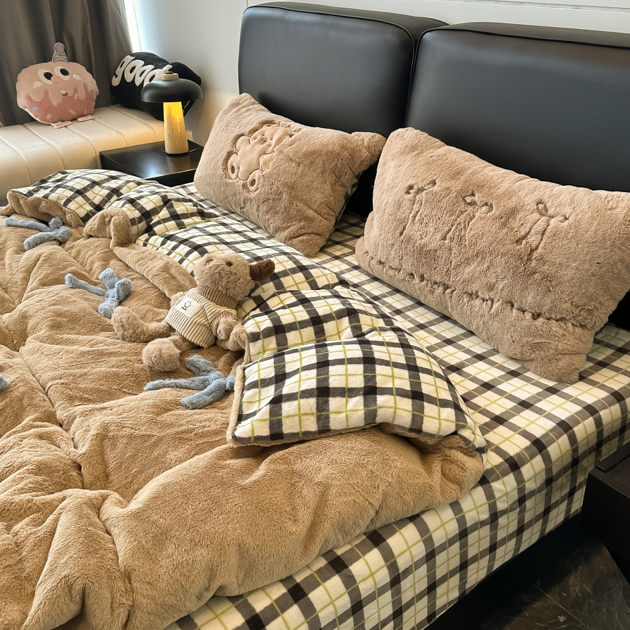 91家纺网 家纺一手货源 找家纺 盼季家纺 2025新款牛奶绒立体蝴蝶结四件套 蝴蝶结牛奶绒-咖咖小熊