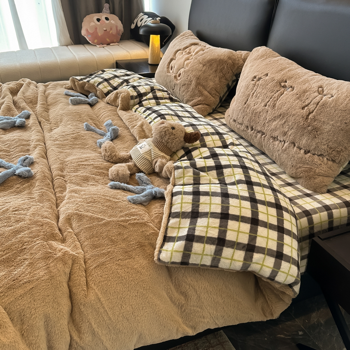 91家纺网 家纺一手货源 找家纺 盼季家纺 2025新款牛奶绒立体蝴蝶结四件套 蝴蝶结牛奶绒-咖咖小熊