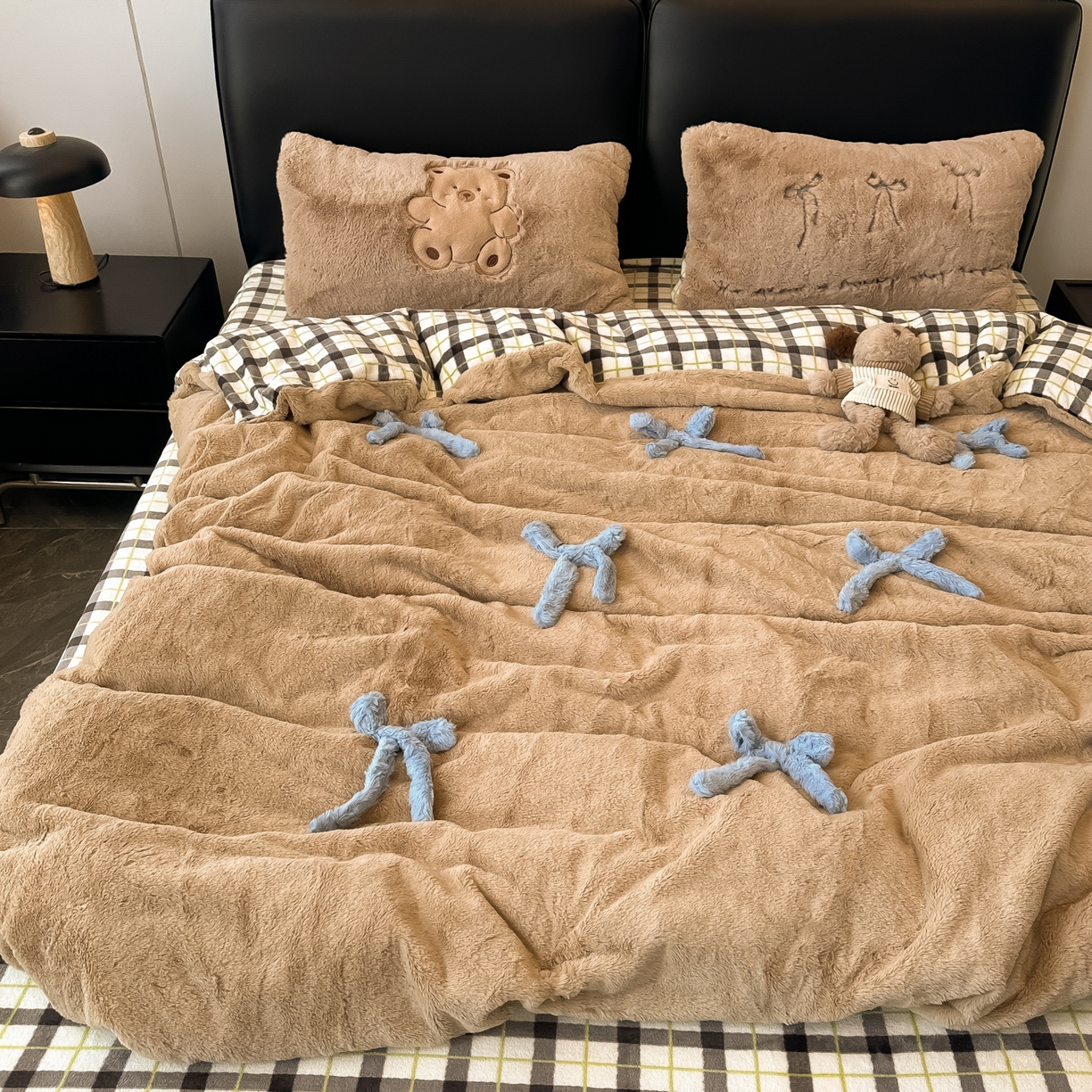 91家纺网 家纺一手货源 找家纺 盼季家纺 2025新款牛奶绒立体蝴蝶结四件套 蝴蝶结牛奶绒-咖咖小熊