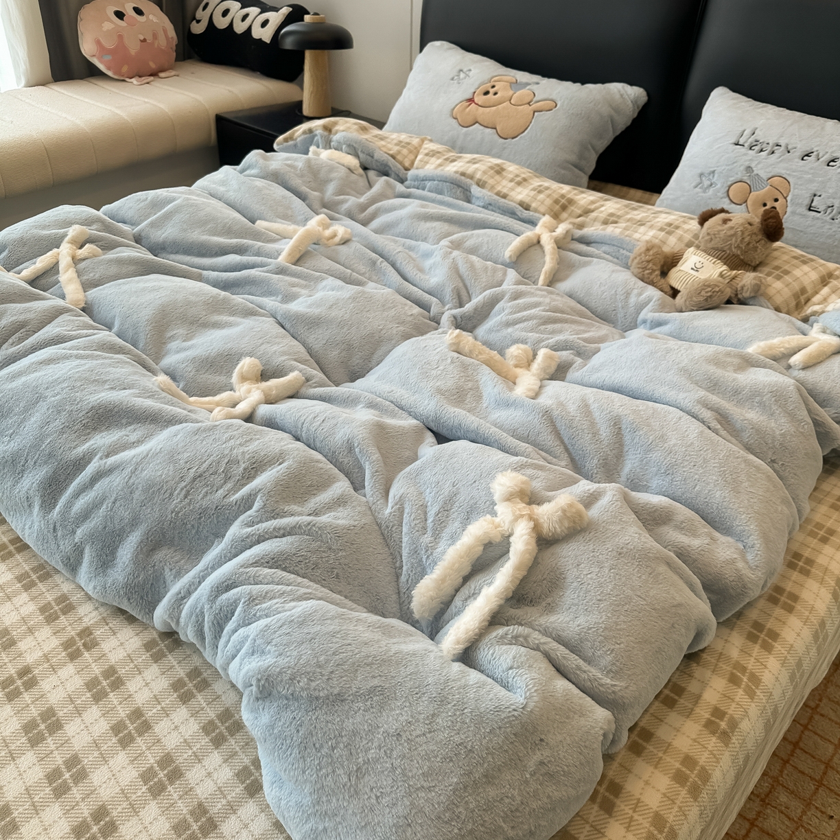 91家纺网 家纺一手货源 找家纺 盼季家纺 2025新款牛奶绒立体蝴蝶结四件套 蝴蝶结牛奶绒-奶蓝小狗