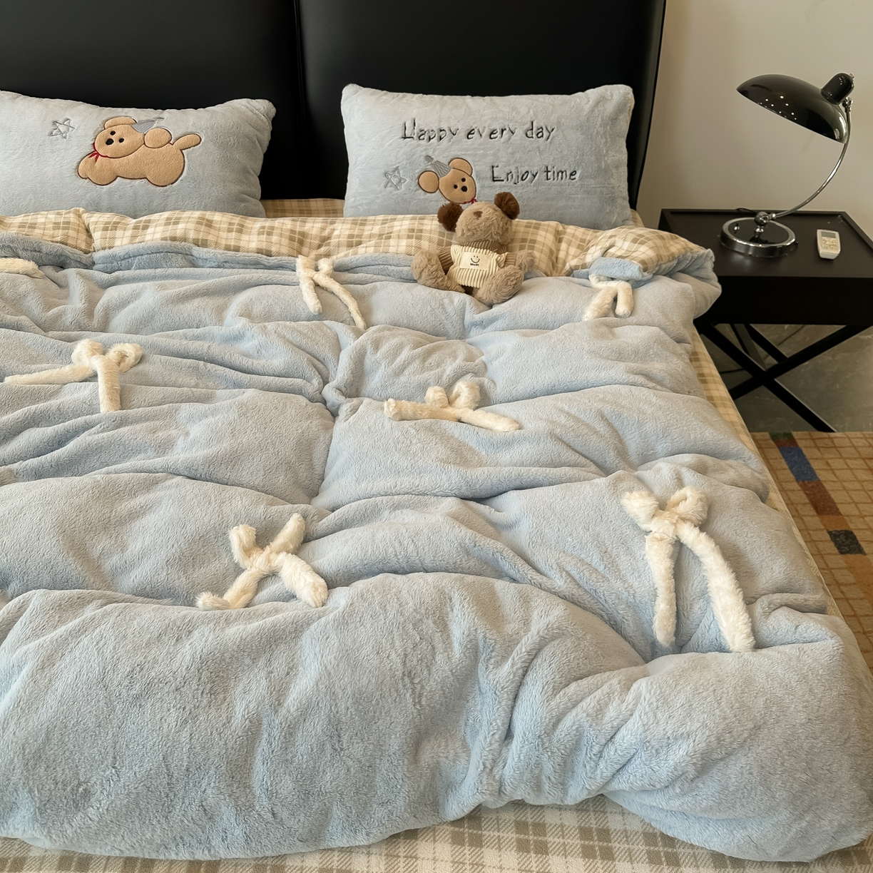 91家纺网 家纺一手货源 找家纺 盼季家纺 2025新款牛奶绒立体蝴蝶结四件套 蝴蝶结牛奶绒-奶蓝小狗