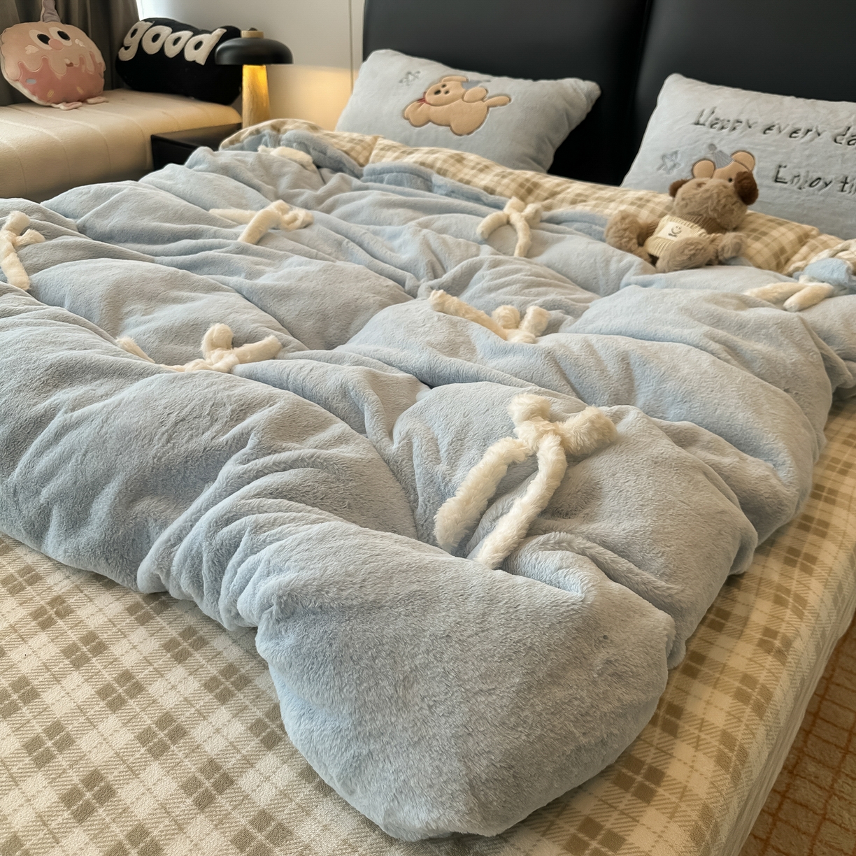 91家纺网 家纺一手货源 找家纺 盼季家纺 2025新款牛奶绒立体蝴蝶结四件套 蝴蝶结牛奶绒-奶蓝小狗