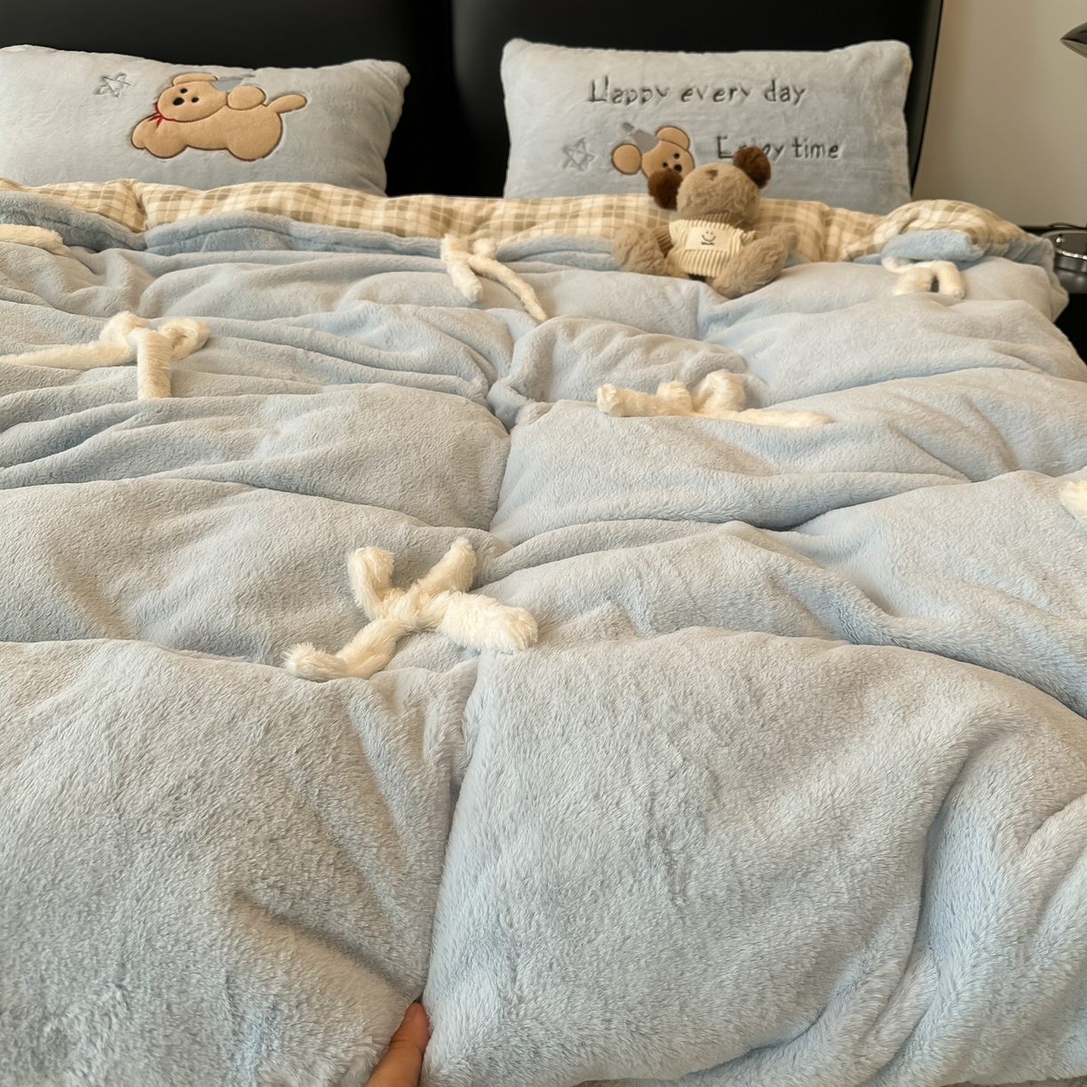 91家纺网 家纺一手货源 找家纺 盼季家纺 2025新款牛奶绒立体蝴蝶结四件套 蝴蝶结牛奶绒-奶蓝小狗