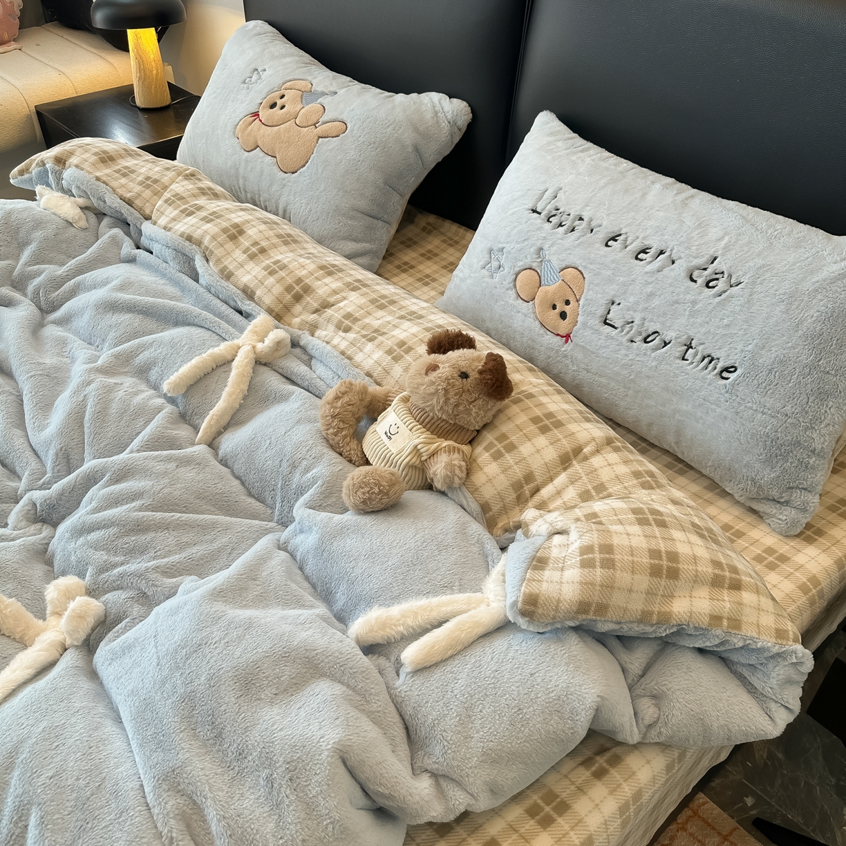 91家纺网 家纺一手货源 找家纺 盼季家纺 2025新款牛奶绒立体蝴蝶结四件套 蝴蝶结牛奶绒-奶蓝小狗