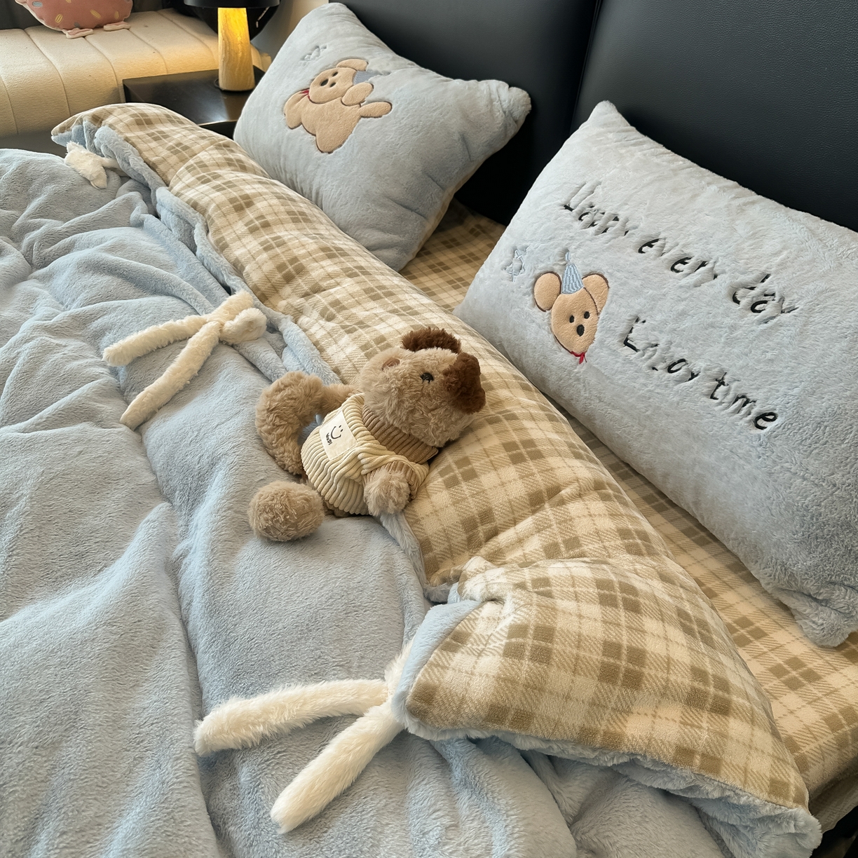 91家纺网 家纺一手货源 找家纺 盼季家纺 2025新款牛奶绒立体蝴蝶结四件套 蝴蝶结牛奶绒-奶蓝小狗