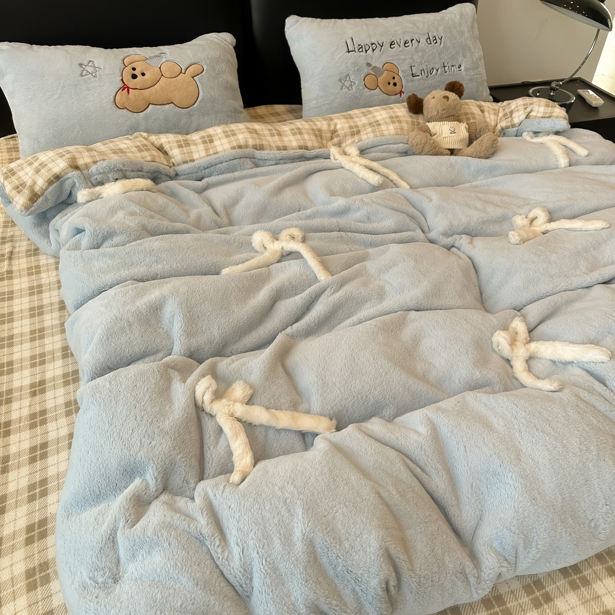 91家纺网 家纺一手货源 找家纺 盼季家纺 2025新款牛奶绒立体蝴蝶结四件套 蝴蝶结牛奶绒-奶蓝小狗