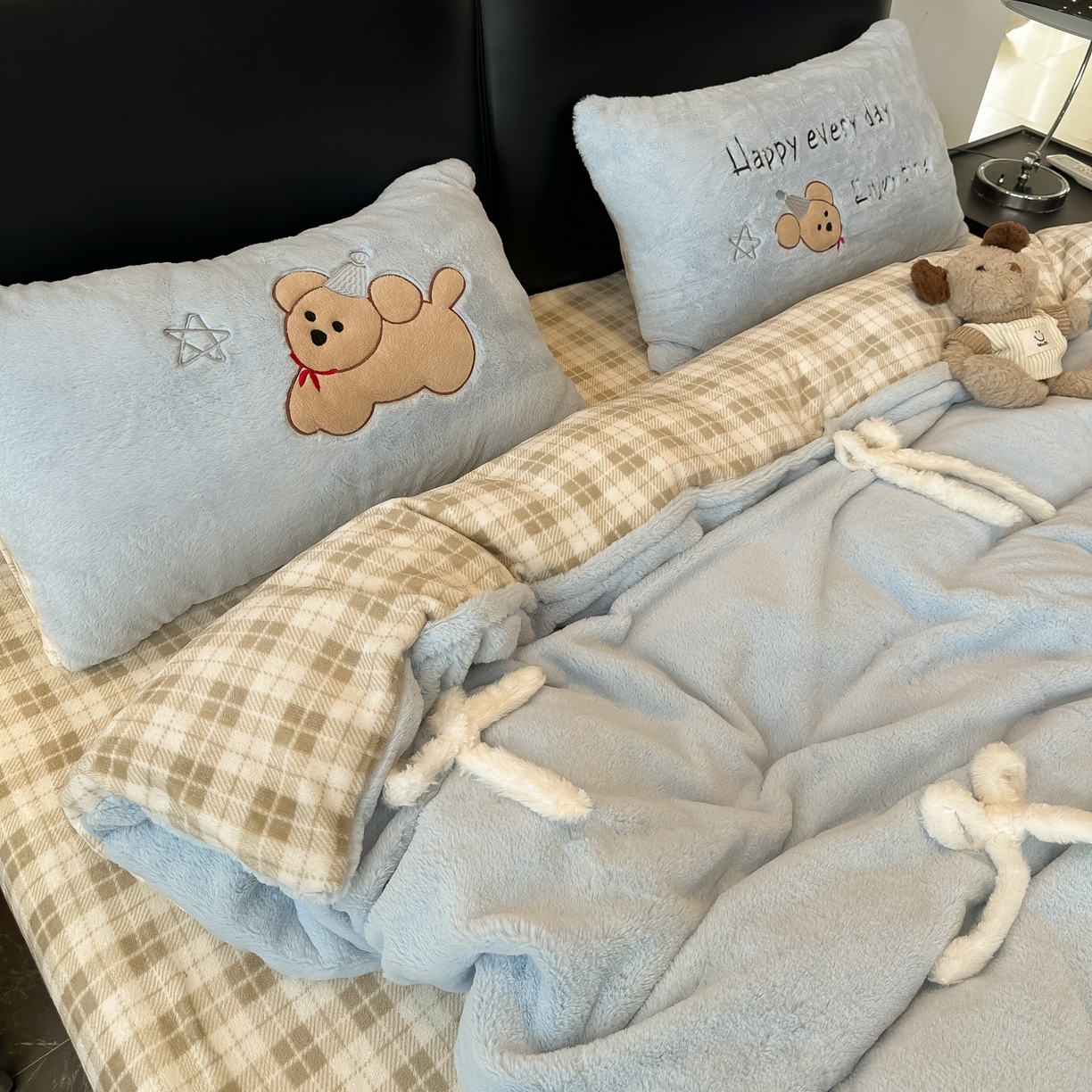 91家纺网 家纺一手货源 找家纺 盼季家纺 2025新款牛奶绒立体蝴蝶结四件套 蝴蝶结牛奶绒-奶蓝小狗