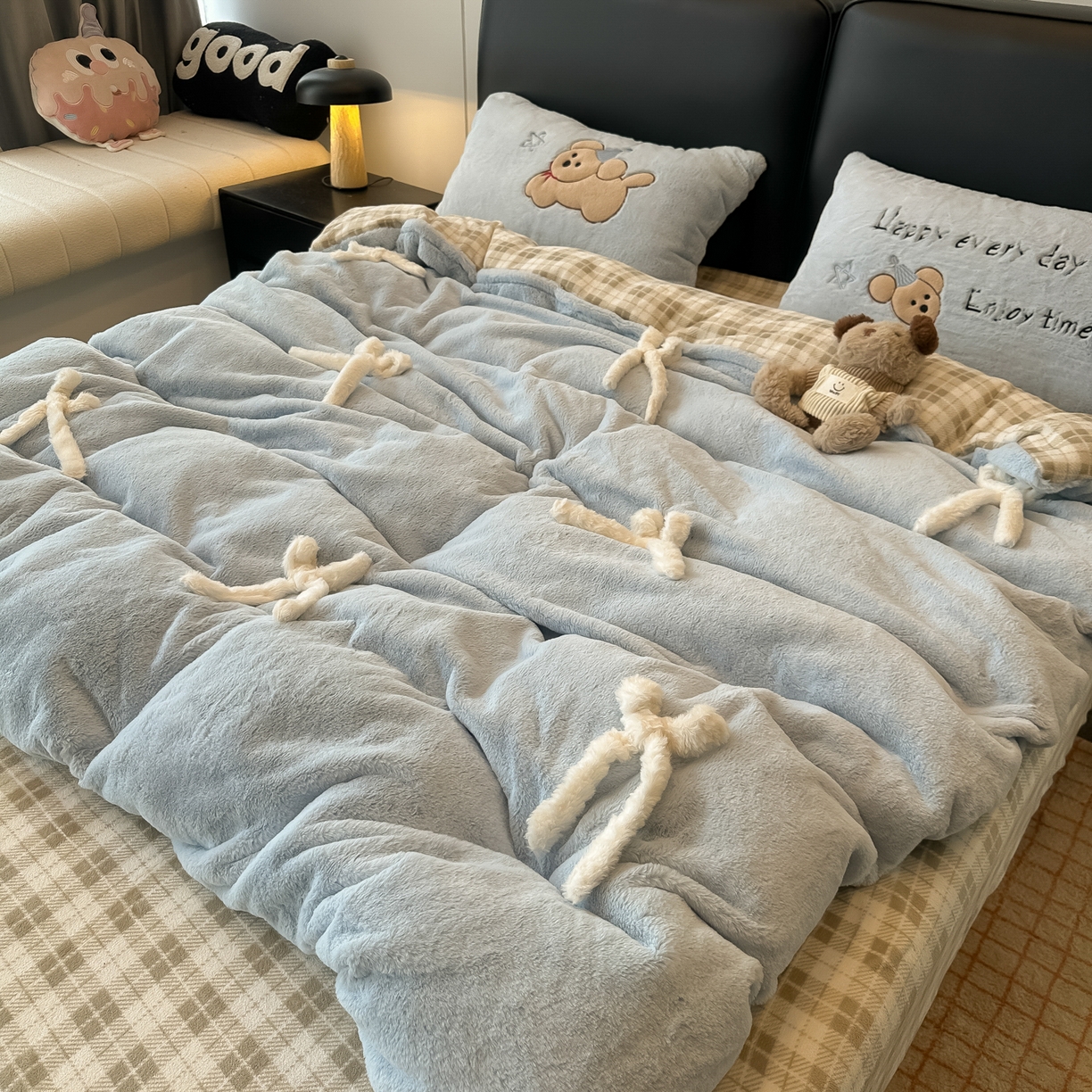 91家纺网 家纺一手货源 找家纺 盼季家纺 2025新款牛奶绒立体蝴蝶结四件套 蝴蝶结牛奶绒-奶蓝小狗