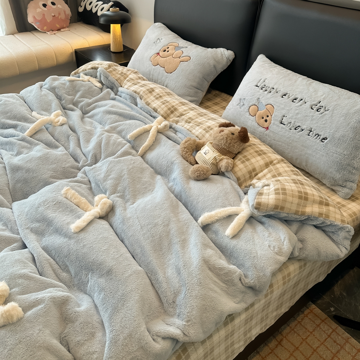 91家纺网 家纺一手货源 找家纺 盼季家纺 2025新款牛奶绒立体蝴蝶结四件套 蝴蝶结牛奶绒-奶蓝小狗