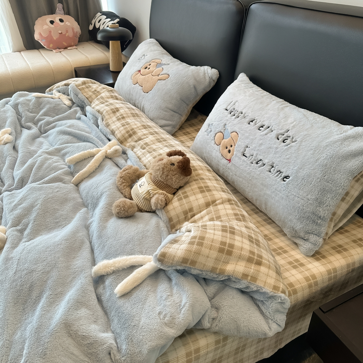 91家纺网 家纺一手货源 找家纺 盼季家纺 2025新款牛奶绒立体蝴蝶结四件套 蝴蝶结牛奶绒-奶蓝小狗