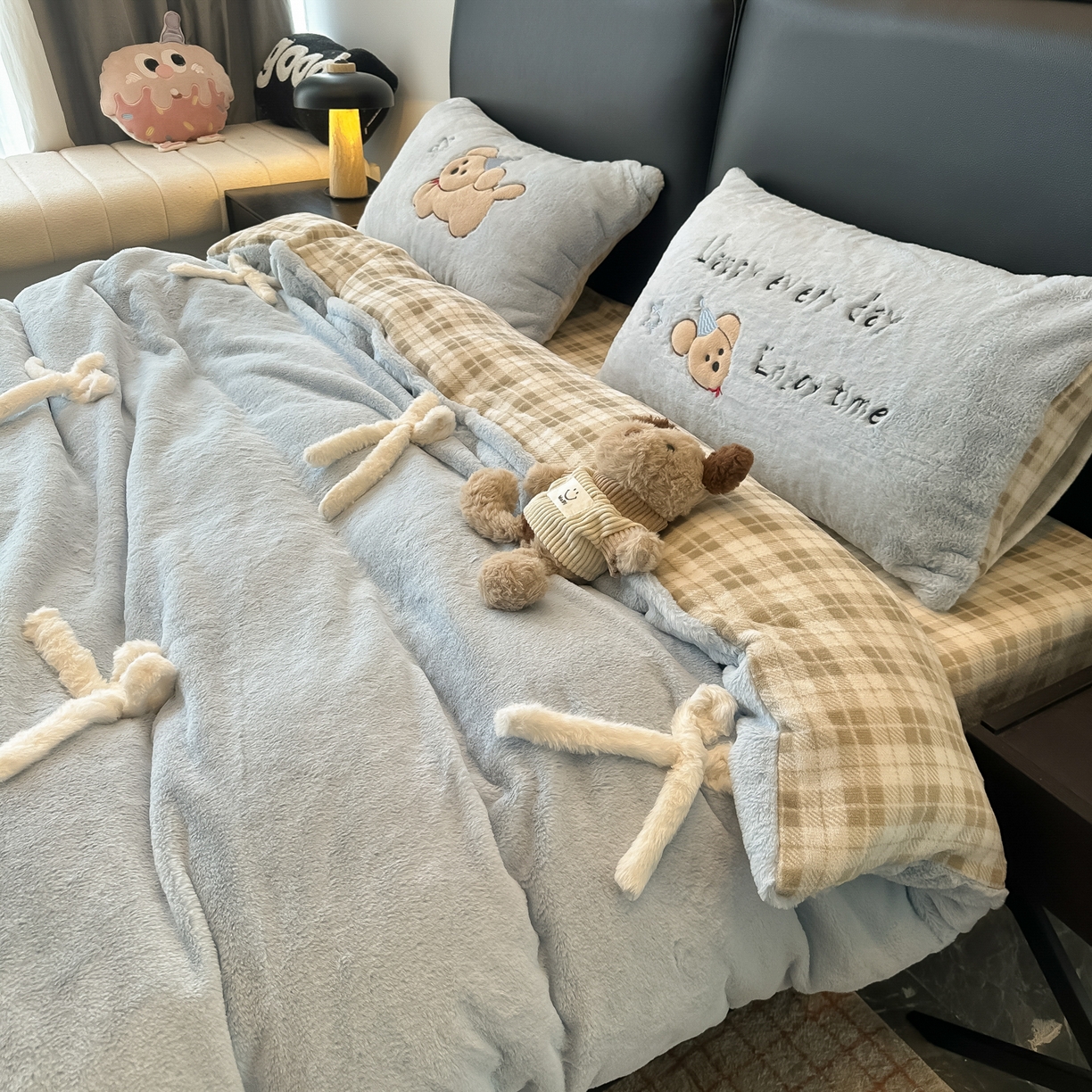 91家纺网 家纺一手货源 找家纺 盼季家纺 2025新款牛奶绒立体蝴蝶结四件套 蝴蝶结牛奶绒-奶蓝小狗