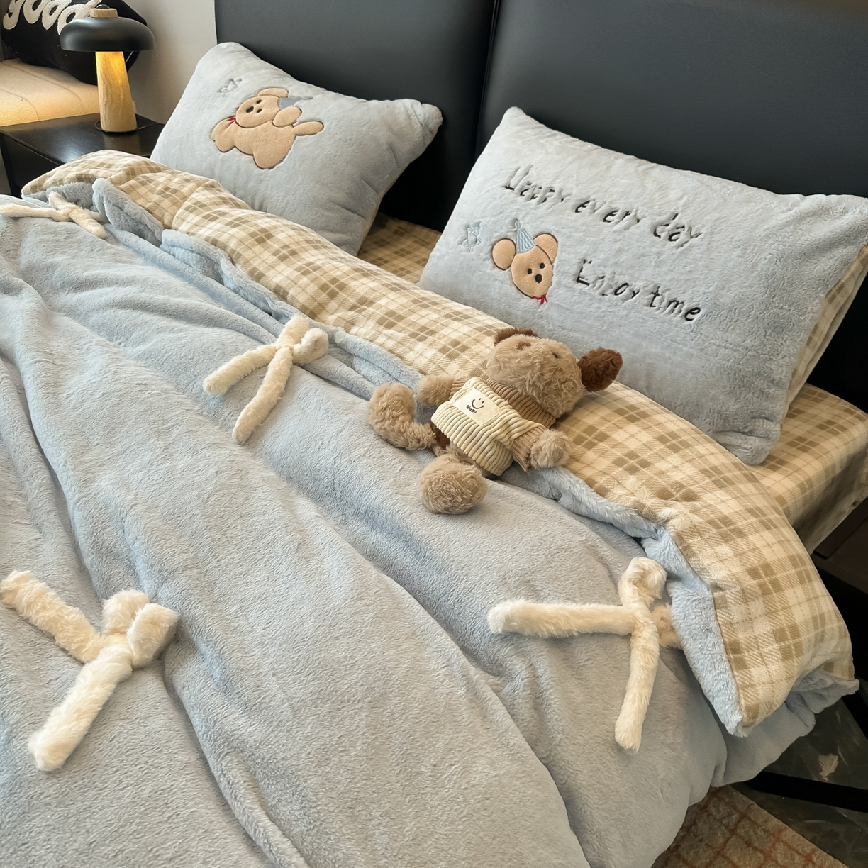 91家纺网 家纺一手货源 找家纺 盼季家纺 2025新款牛奶绒立体蝴蝶结四件套 蝴蝶结牛奶绒-奶蓝小狗