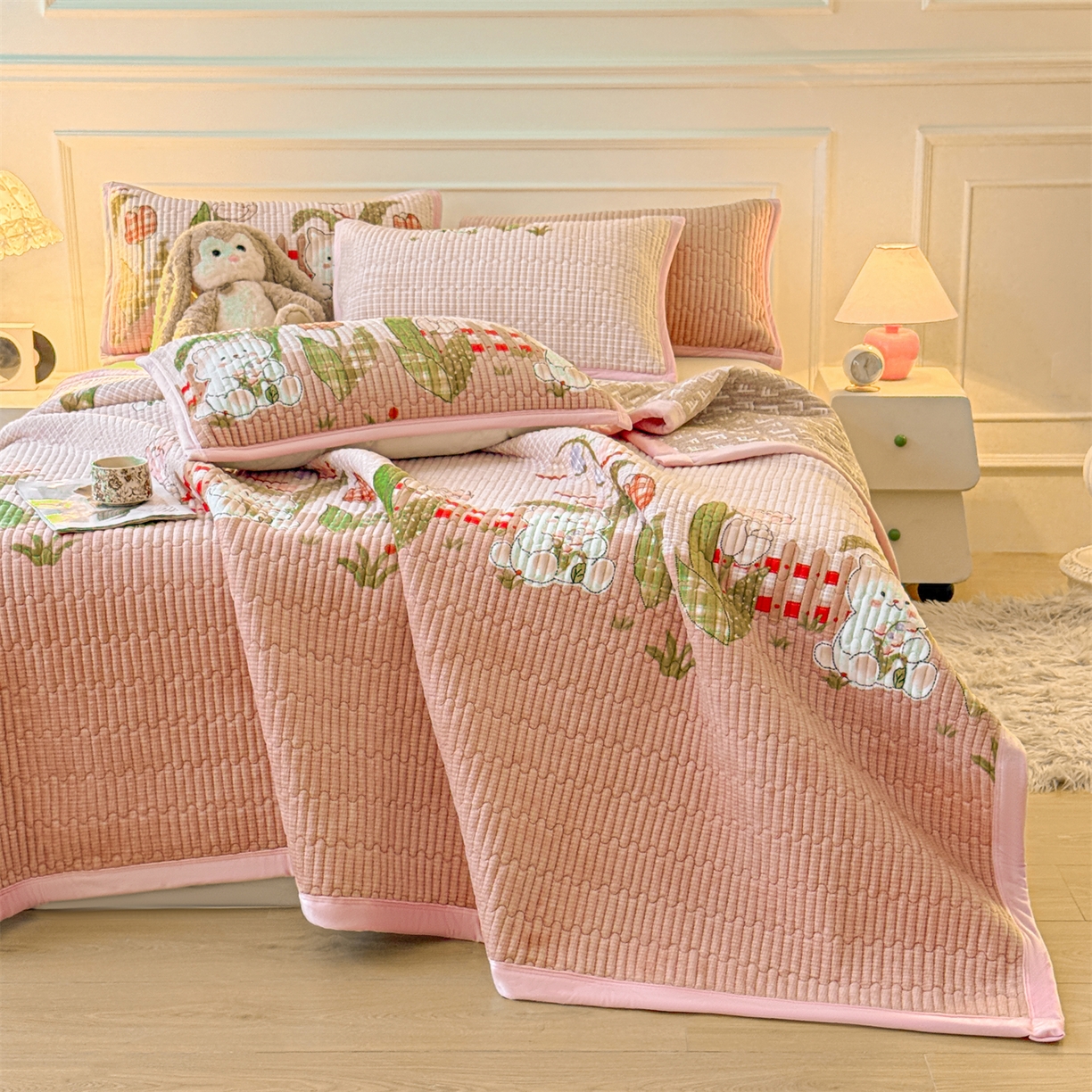 91家纺网 家纺一手货源 找家纺 慕木家纺 2025新款高克重牛奶绒小清新印花卡通夹棉单床盖床盖单件（提供买家秀) 牛奶绒床盖-芭比猫