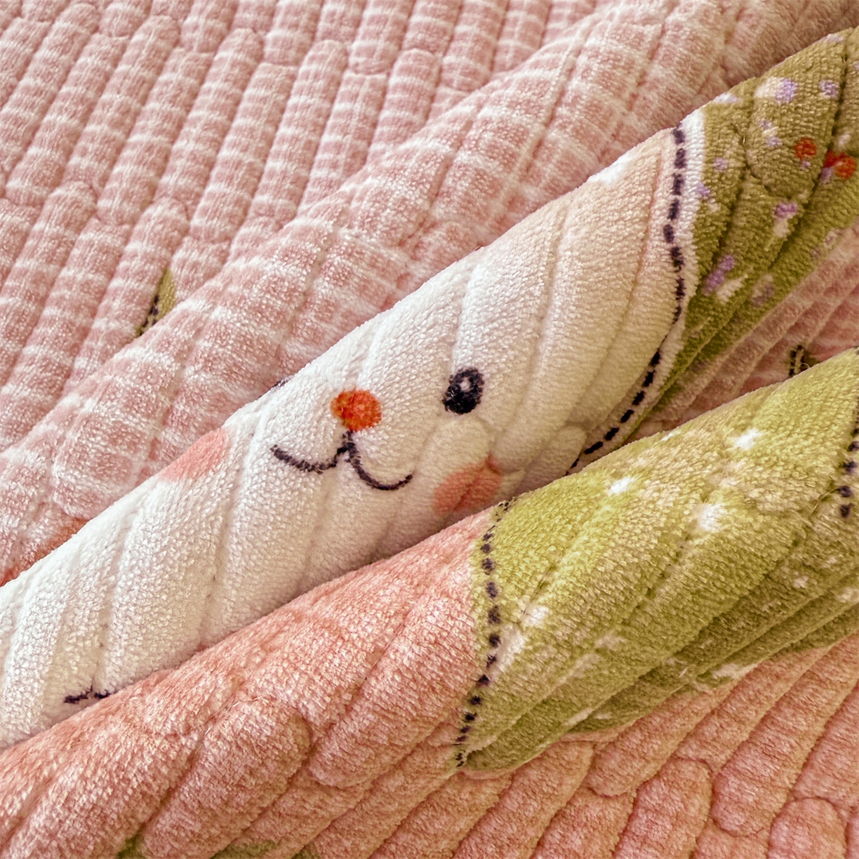 91家纺网 家纺一手货源 找家纺 慕木家纺 2025新款高克重牛奶绒小清新印花卡通夹棉单床盖床盖单件（提供买家秀) 牛奶绒床盖-芭比猫