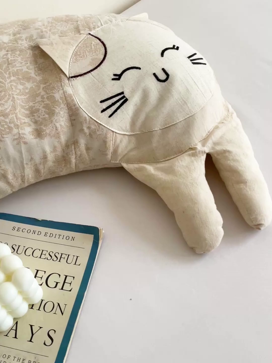 91家纺网 家纺一手货源 找家纺 （总）亦帆枕芯 2025秋冬新款棉麻可爱猫荞麦枕可拆洗枕芯加枕套