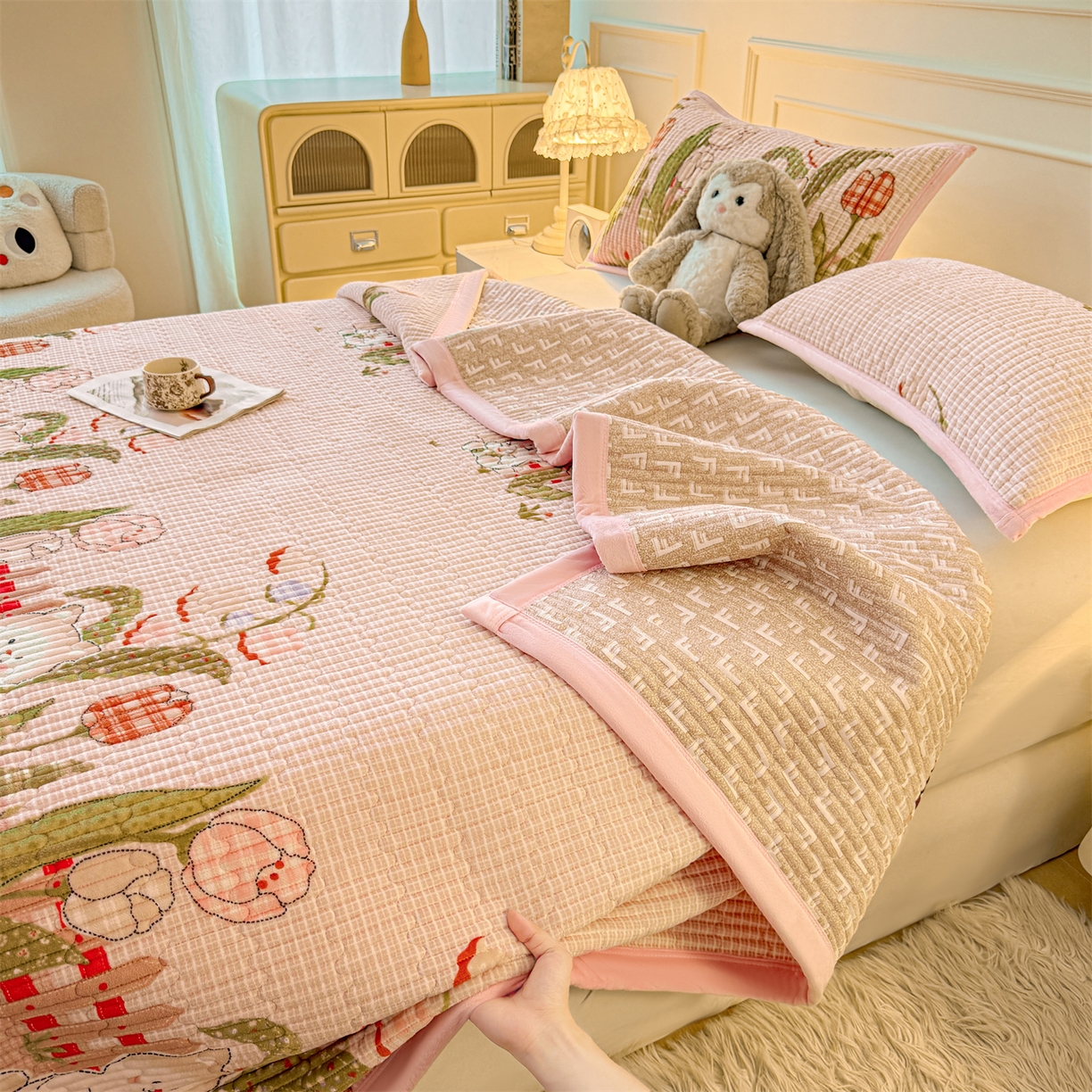 91家纺网 家纺一手货源 找家纺 慕木家纺 2025新款高克重牛奶绒小清新印花卡通夹棉单床盖床盖单件（提供买家秀) 牛奶绒床盖-芭比猫