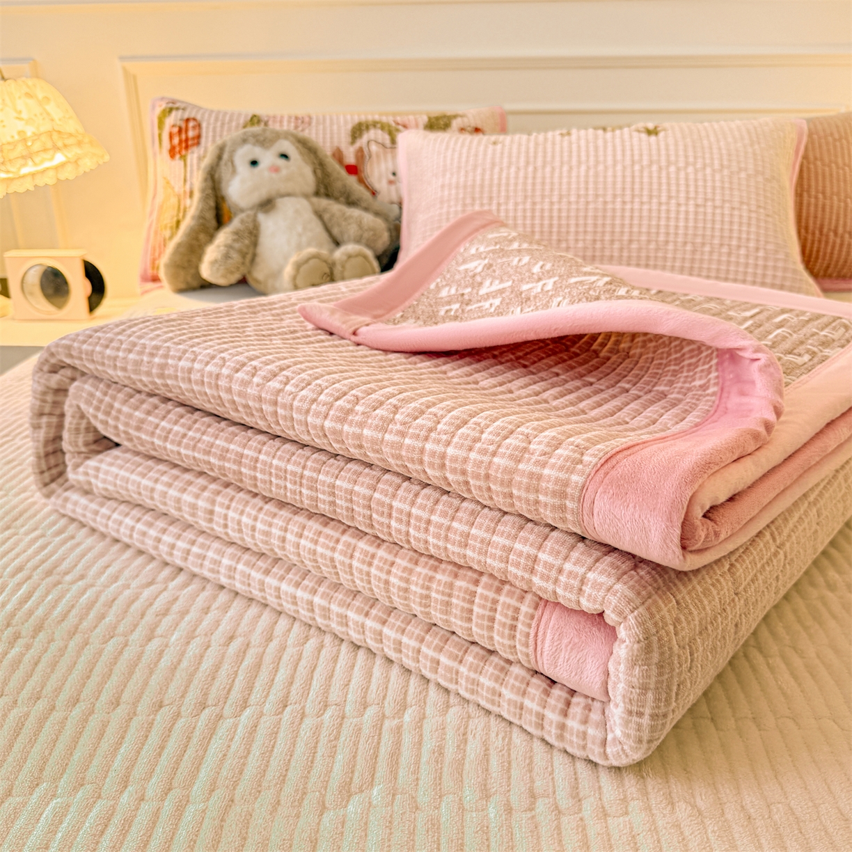 91家纺网 家纺一手货源 找家纺 慕木家纺 2025新款高克重牛奶绒小清新印花卡通夹棉单床盖床盖单件（提供买家秀) 牛奶绒床盖-芭比猫