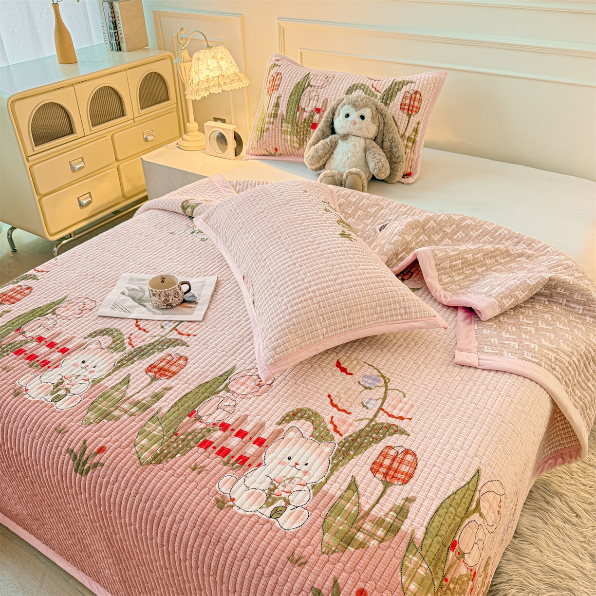 91家纺网 家纺一手货源 找家纺 慕木家纺 2025新款高克重牛奶绒小清新印花卡通夹棉单床盖床盖单件（提供买家秀) 牛奶绒床盖-芭比猫