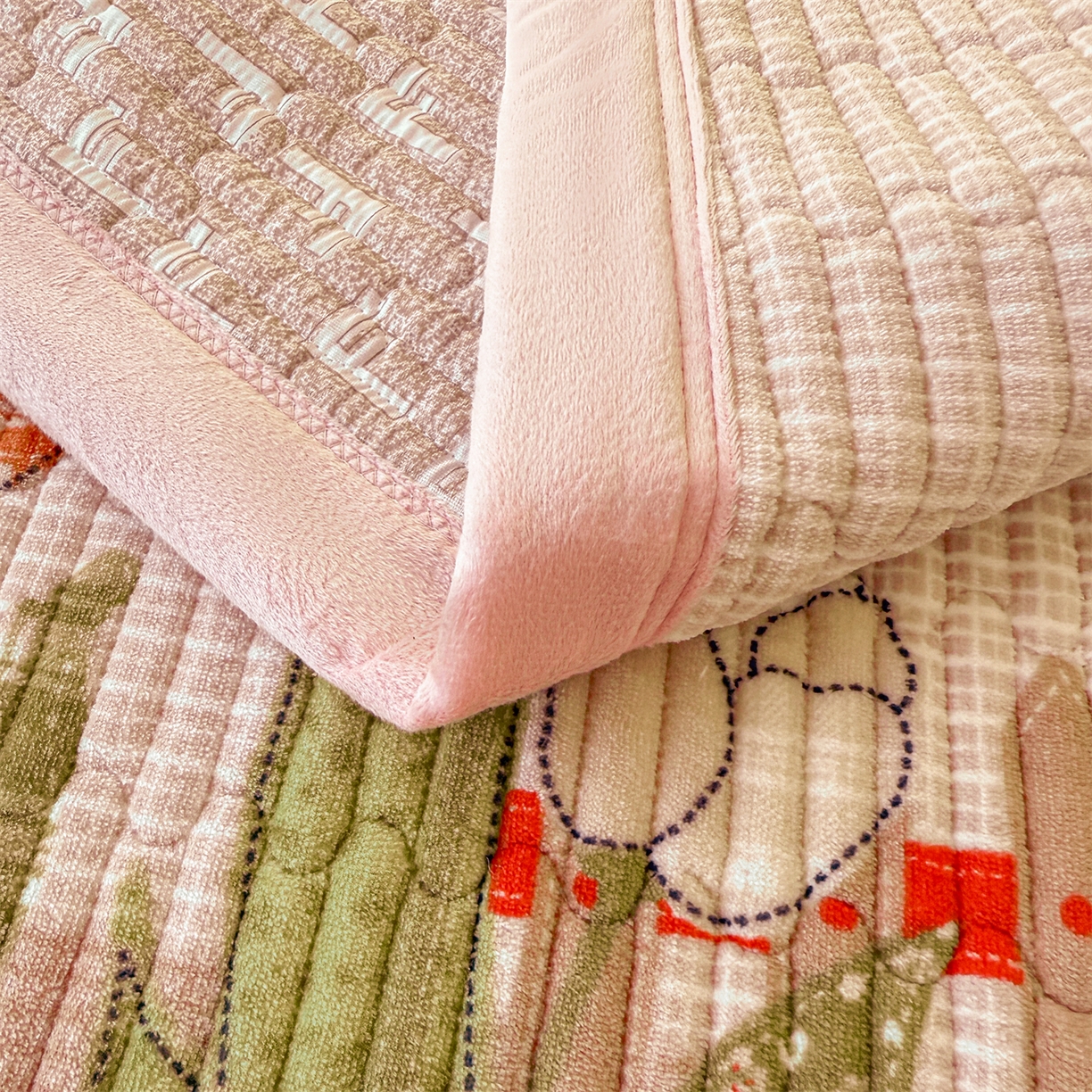 91家纺网 家纺一手货源 找家纺 慕木家纺 2025新款高克重牛奶绒小清新印花卡通夹棉单床盖床盖单件（提供买家秀) 牛奶绒床盖-芭比猫