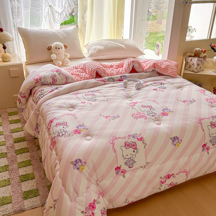 91家纺网 家纺一手货源 找家纺 希诺家居 2025新款正版授权三丽鸥秋冬针织棉豆豆被儿童被被子被芯 条纹kt