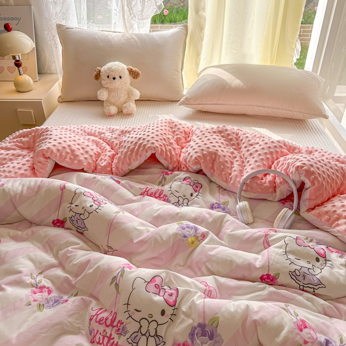 91家纺网 家纺一手货源 找家纺 希诺家居 2025新款正版授权三丽鸥秋冬针织棉豆豆被儿童被被子被芯 条纹kt