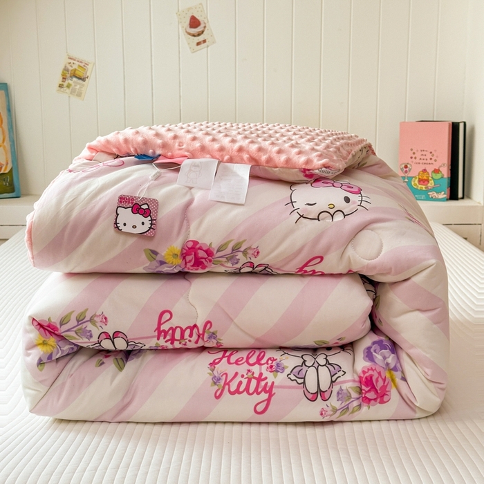 91家纺网 家纺一手货源 找家纺 希诺家居 2025新款正版授权三丽鸥秋冬针织棉豆豆被儿童被被子被芯 条纹kt