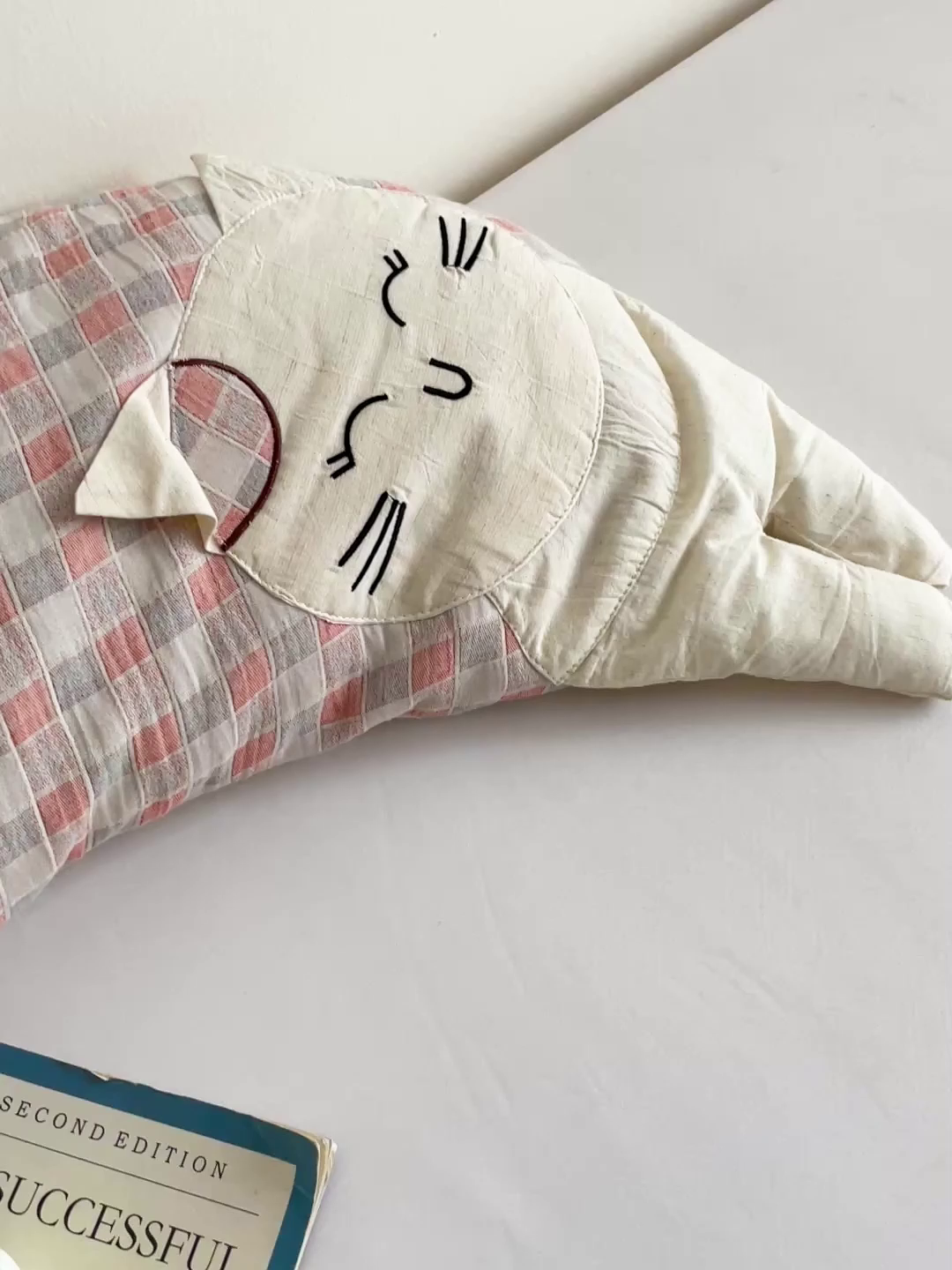 91家纺网 家纺一手货源 找家纺 亦帆枕芯 2025秋冬新款棉麻可爱猫荞麦枕可拆洗枕芯加枕套 棉麻可爱猫-粉格