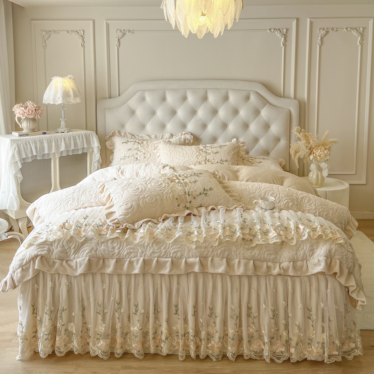 91家纺网 家纺一手货源 找家纺 （总）恋尚 2025新款柔软牛奶绒保暖蕾丝床裙四件套-玫瑰故事（控价305）