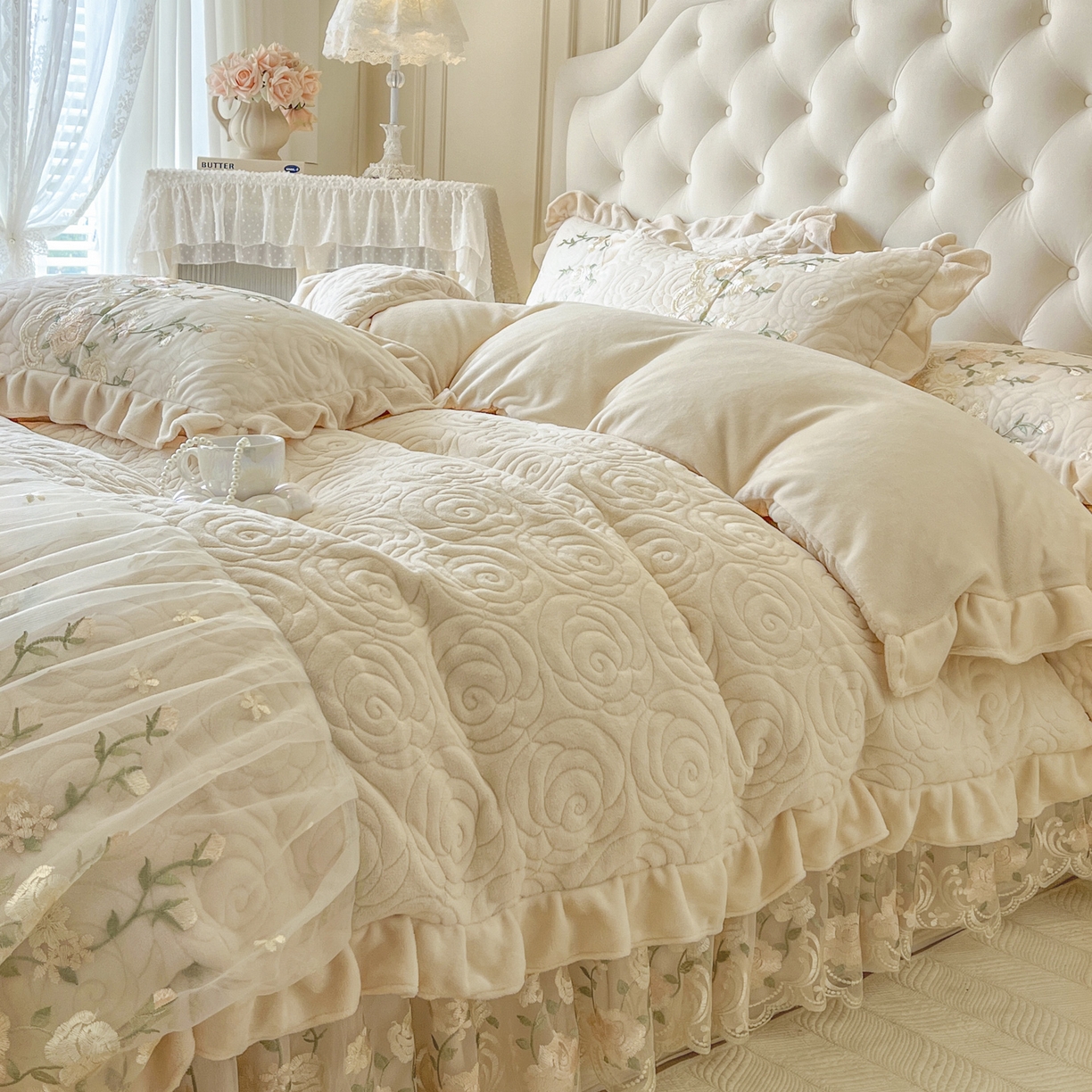 91家纺网 家纺一手货源 找家纺 （总）恋尚 2025新款柔软牛奶绒保暖蕾丝床裙四件套-玫瑰故事（控价305）