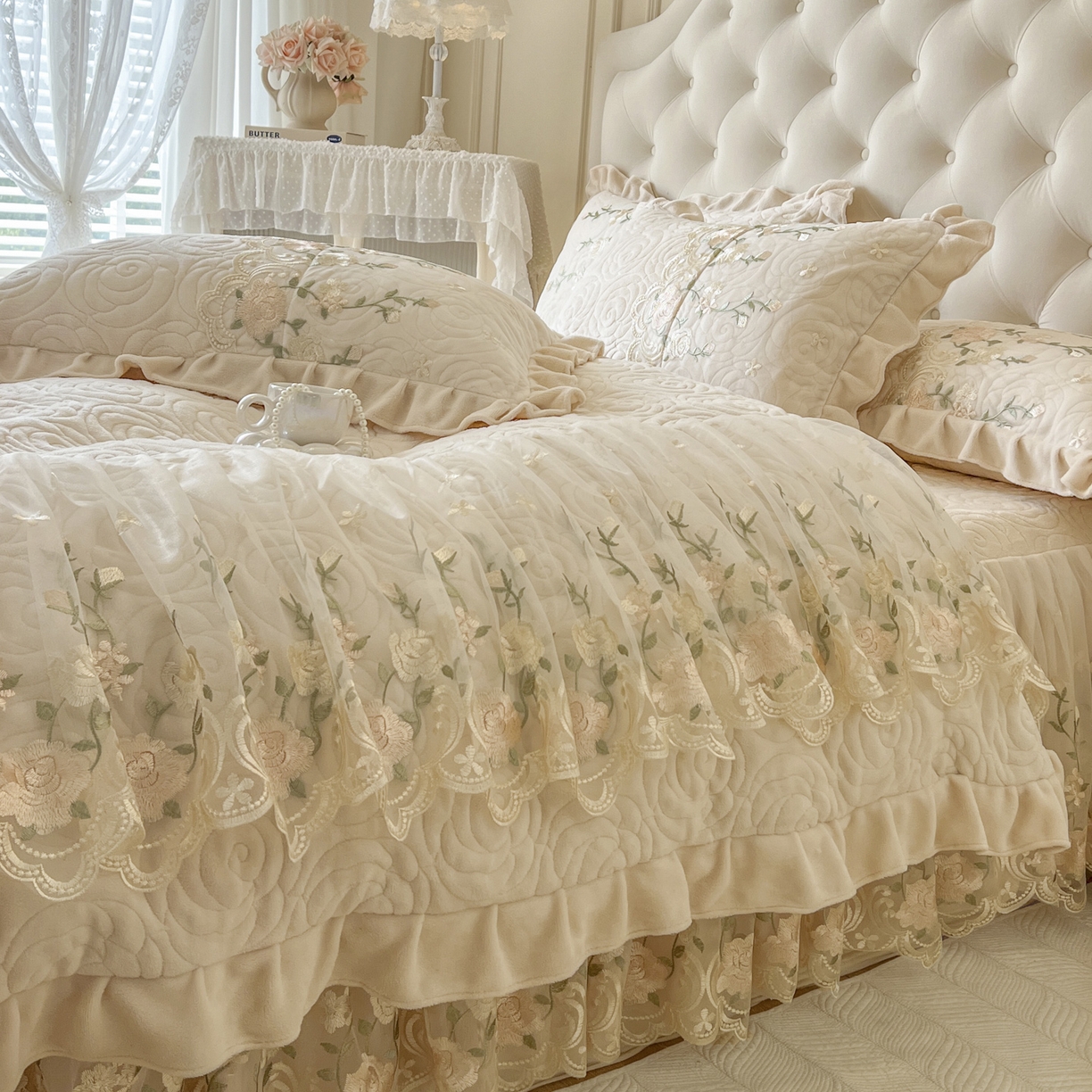 91家纺网 家纺一手货源 找家纺 （总）恋尚 2025新款柔软牛奶绒保暖蕾丝床裙四件套-玫瑰故事（控价305）