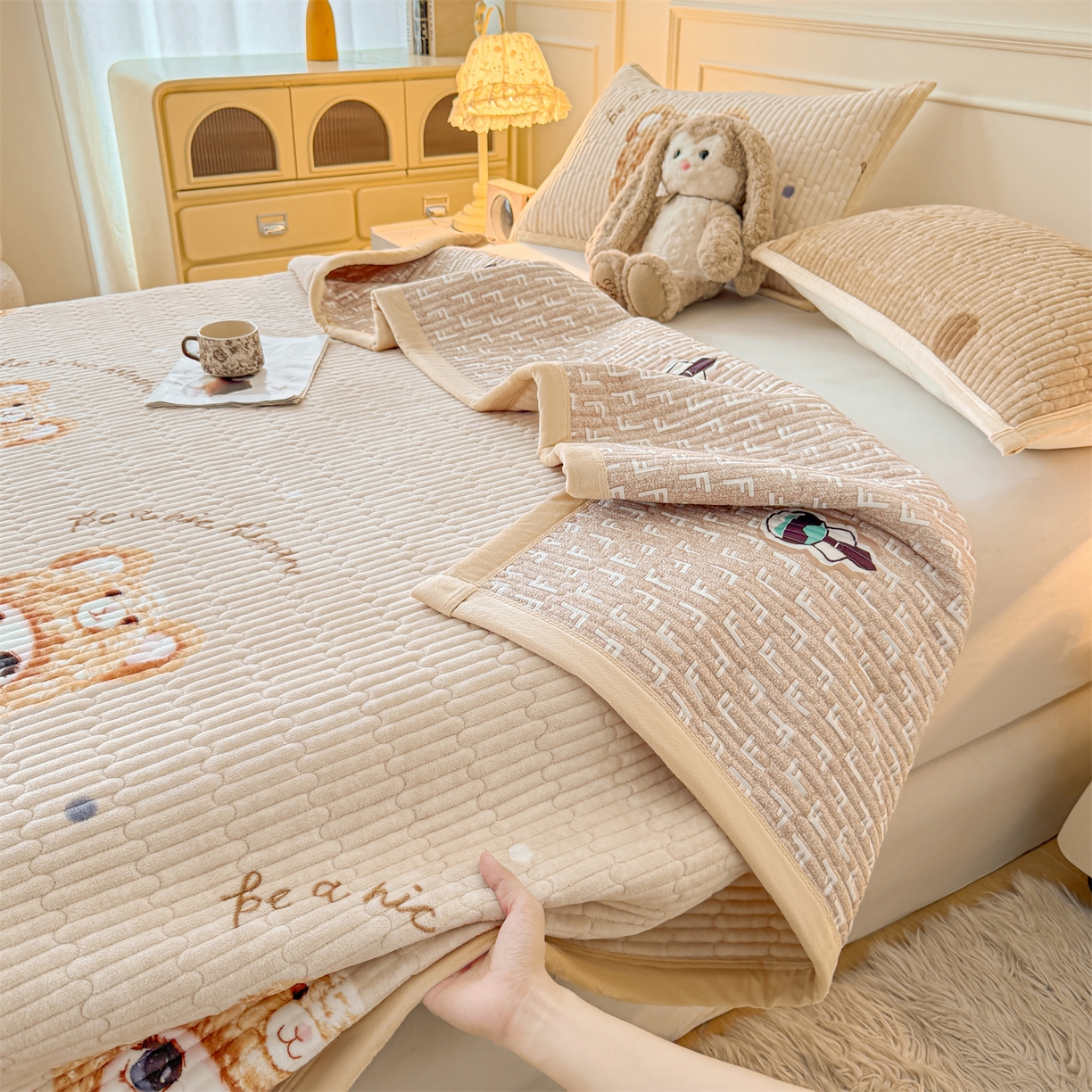 91家纺网 家纺一手货源 找家纺 慕木家纺 2025新款高克重牛奶绒小清新印花卡通夹棉单床盖床盖单件（提供买家秀) 牛奶绒床盖-拉布咖