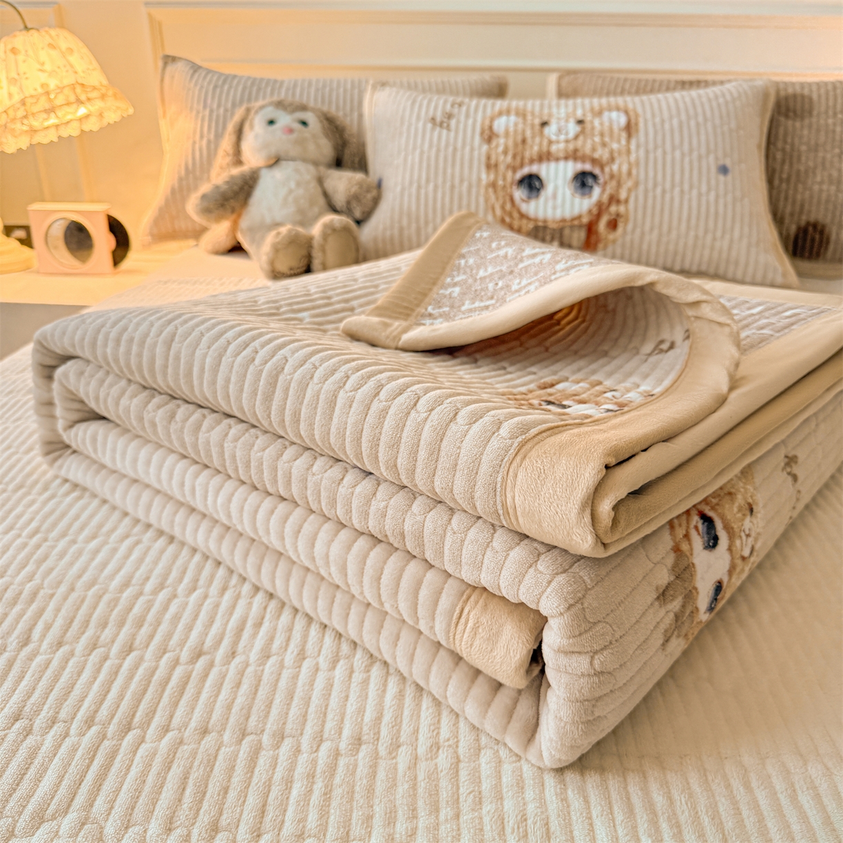 91家纺网 家纺一手货源 找家纺 慕木家纺 2025新款高克重牛奶绒小清新印花卡通夹棉单床盖床盖单件（提供买家秀) 牛奶绒床盖-拉布咖