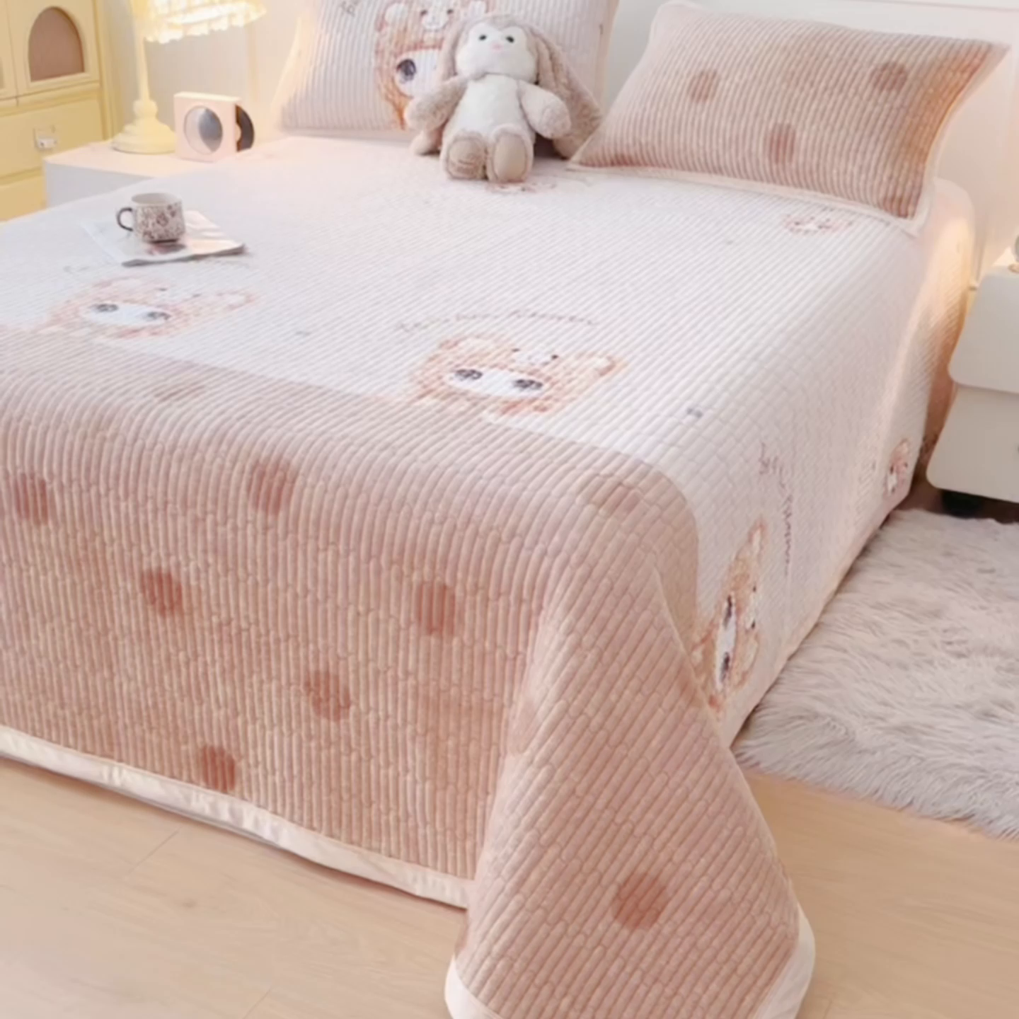 91家纺网 家纺一手货源 找家纺 慕木家纺 2025新款高克重牛奶绒小清新印花卡通夹棉单床盖床盖单件（提供买家秀) 牛奶绒床盖-拉布咖