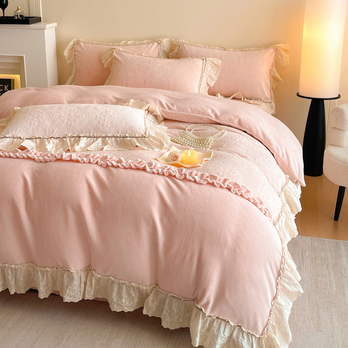 91家纺网 家纺一手货源 找家纺 （总）沐辰 2025新款雕花牛奶绒拼接花边四件套-浪漫巴黎