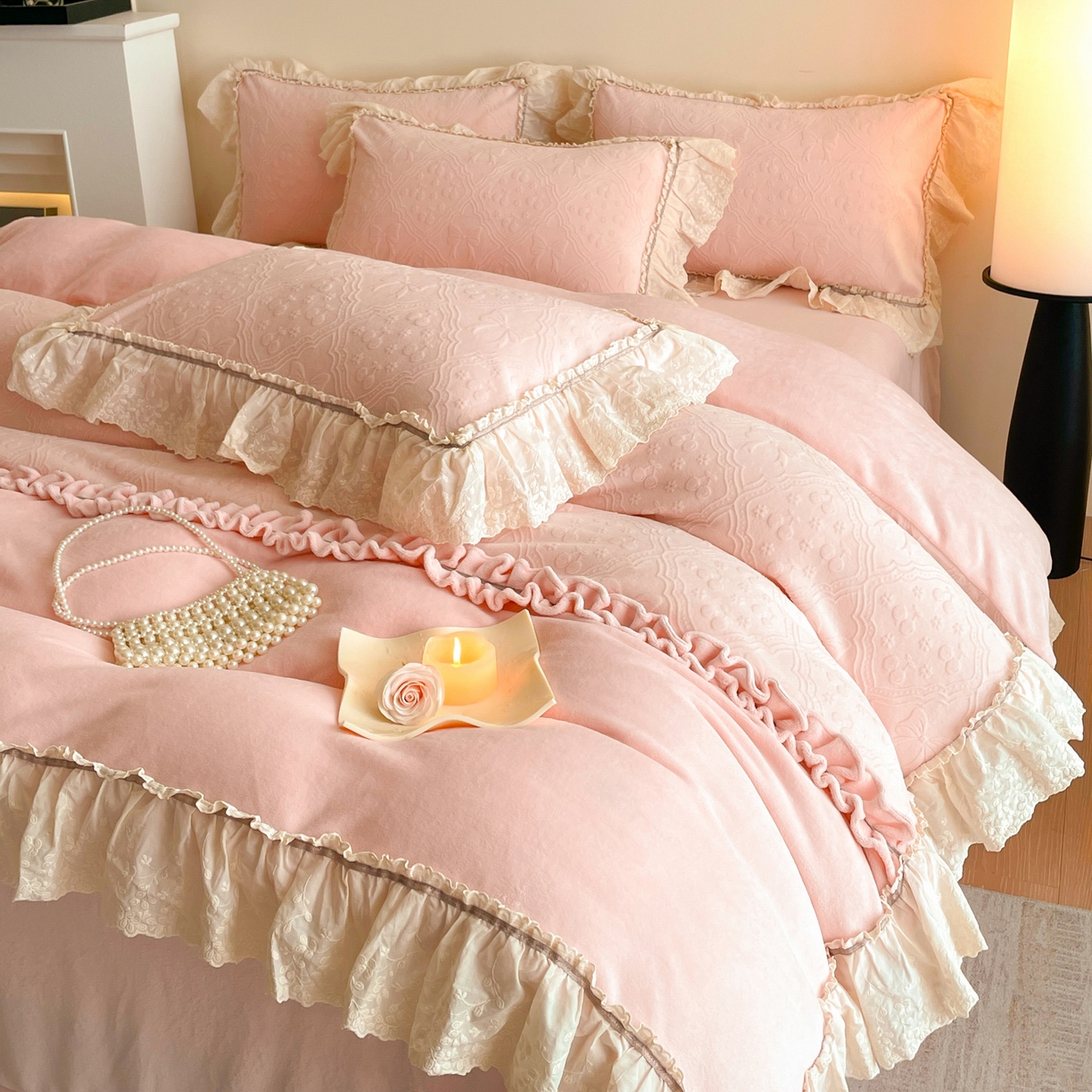 91家纺网 家纺一手货源 找家纺 沐辰 2025新款雕花牛奶绒拼接花边四件套-浪漫巴黎 浪漫巴黎-浅粉