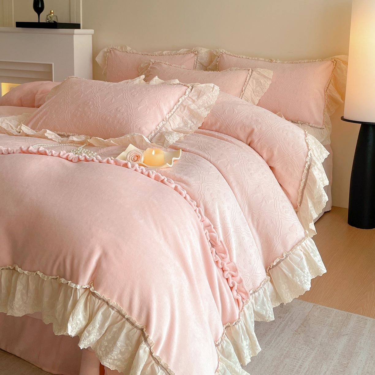 91家纺网 家纺一手货源 找家纺 （总）沐辰 2025新款雕花牛奶绒拼接花边四件套-浪漫巴黎