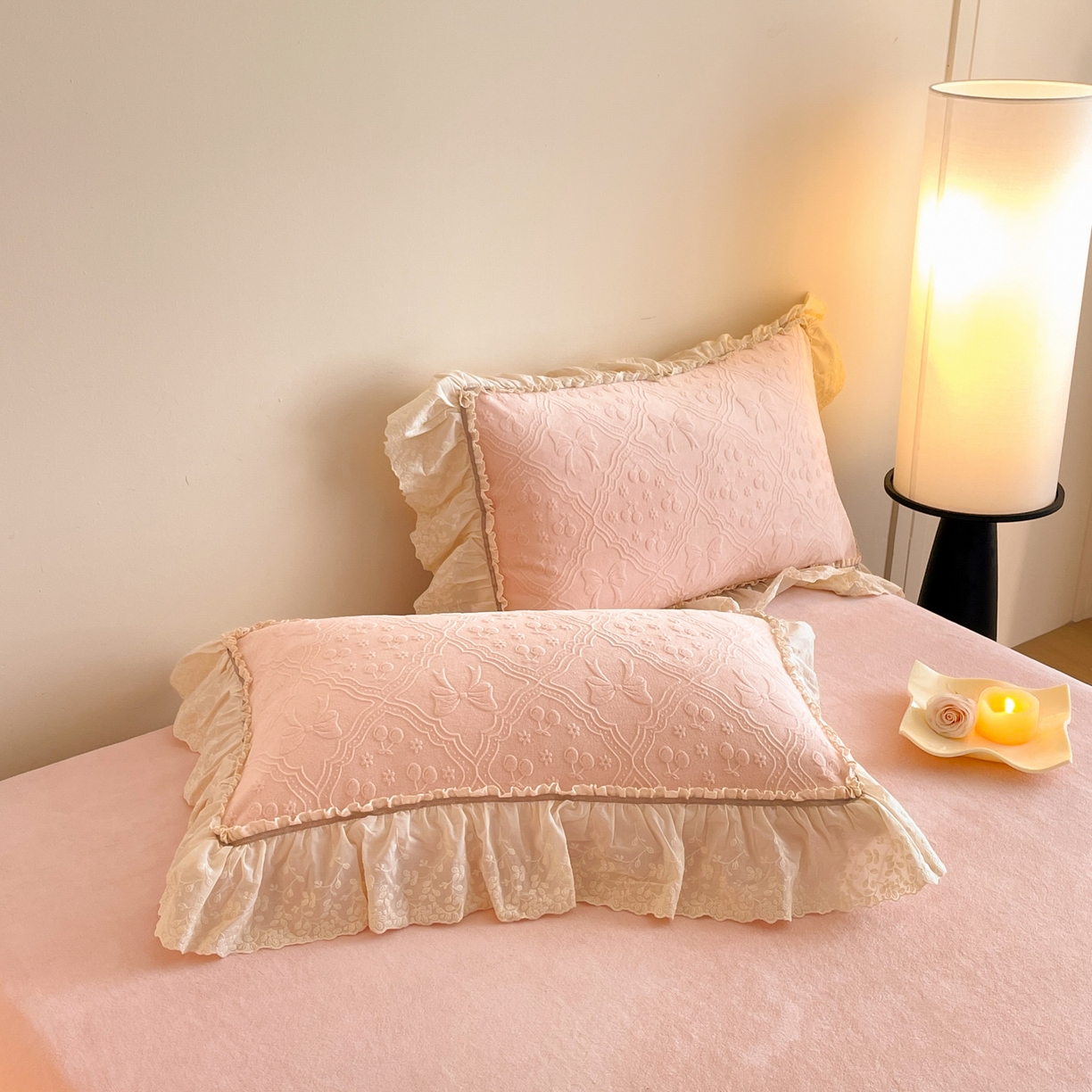 91家纺网 家纺一手货源 找家纺 沐辰 2025新款雕花牛奶绒拼接花边四件套-浪漫巴黎 浪漫巴黎-浅粉