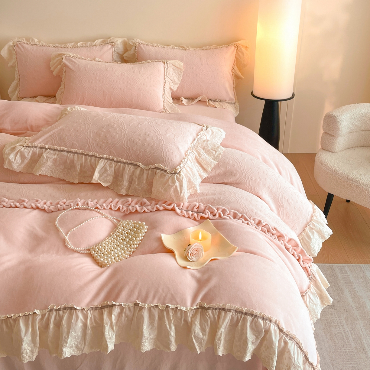 91家纺网 家纺一手货源 找家纺 沐辰 2025新款雕花牛奶绒拼接花边四件套-浪漫巴黎 浪漫巴黎-浅粉