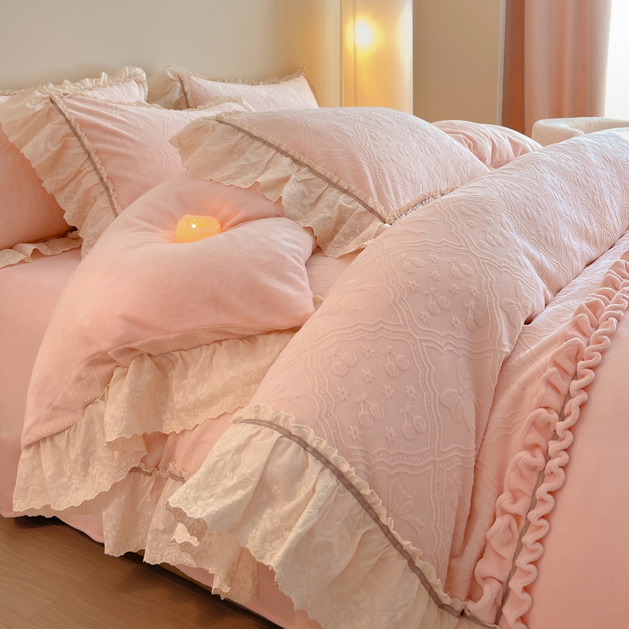 91家纺网 家纺一手货源 找家纺 沐辰 2025新款雕花牛奶绒拼接花边四件套-浪漫巴黎 浪漫巴黎-浅粉