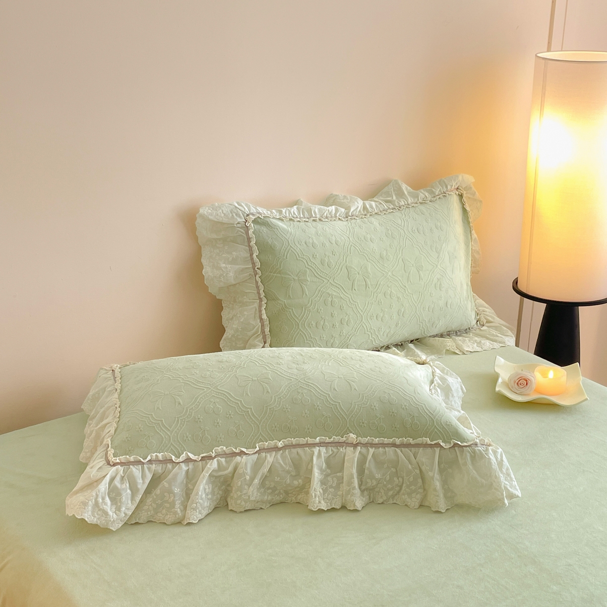 91家纺网 家纺一手货源 找家纺 沐辰 2025新款雕花牛奶绒拼接花边四件套-浪漫巴黎 浪漫巴黎-浅绿