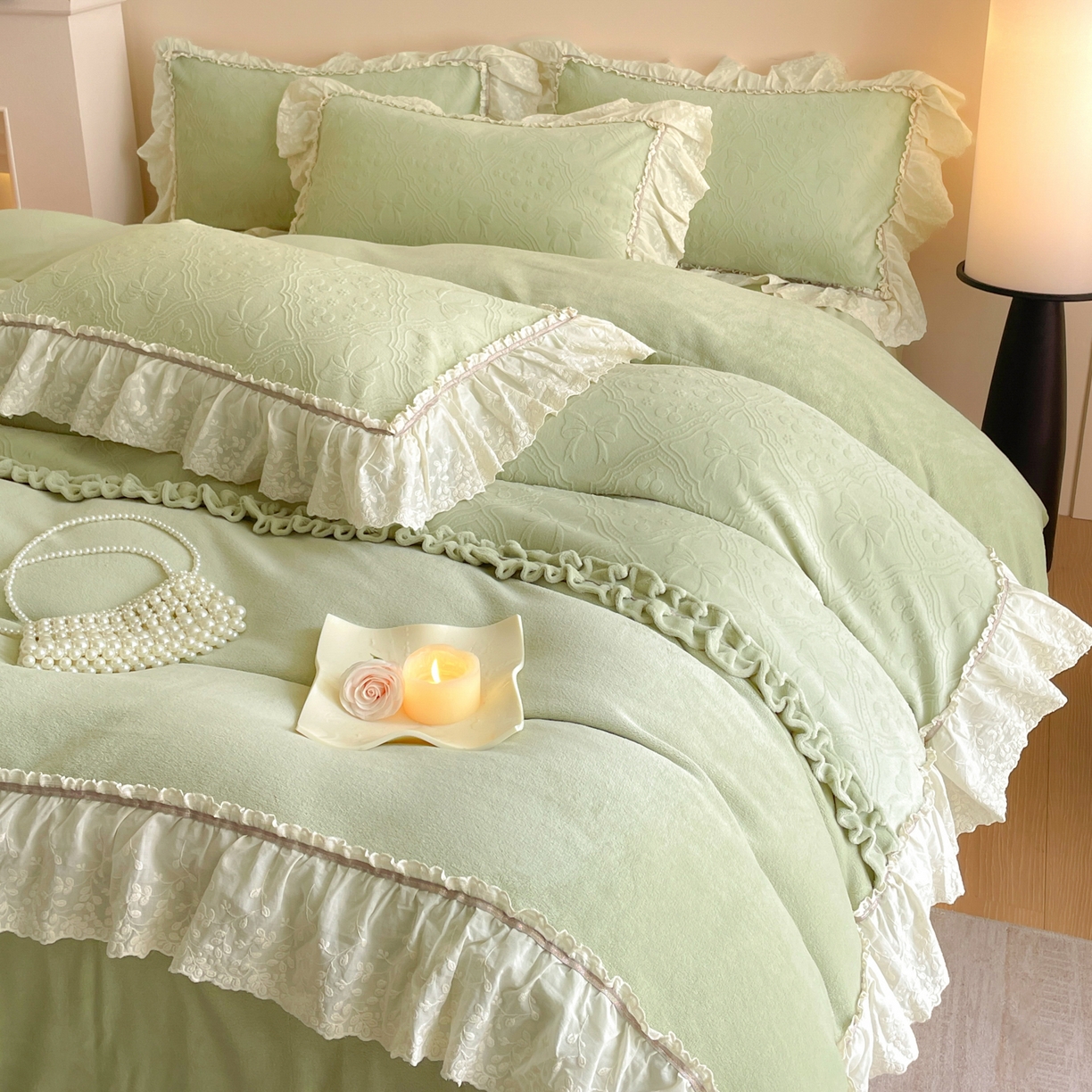 91家纺网 家纺一手货源 找家纺 沐辰 2025新款雕花牛奶绒拼接花边四件套-浪漫巴黎 浪漫巴黎-浅绿
