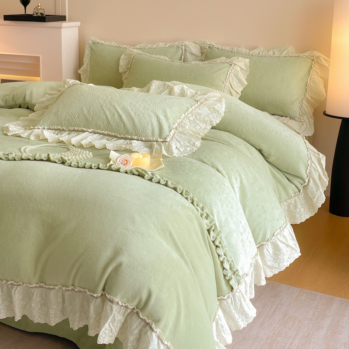 91家纺网 家纺一手货源 找家纺 沐辰 2025新款雕花牛奶绒拼接花边四件套-浪漫巴黎 浪漫巴黎-浅绿