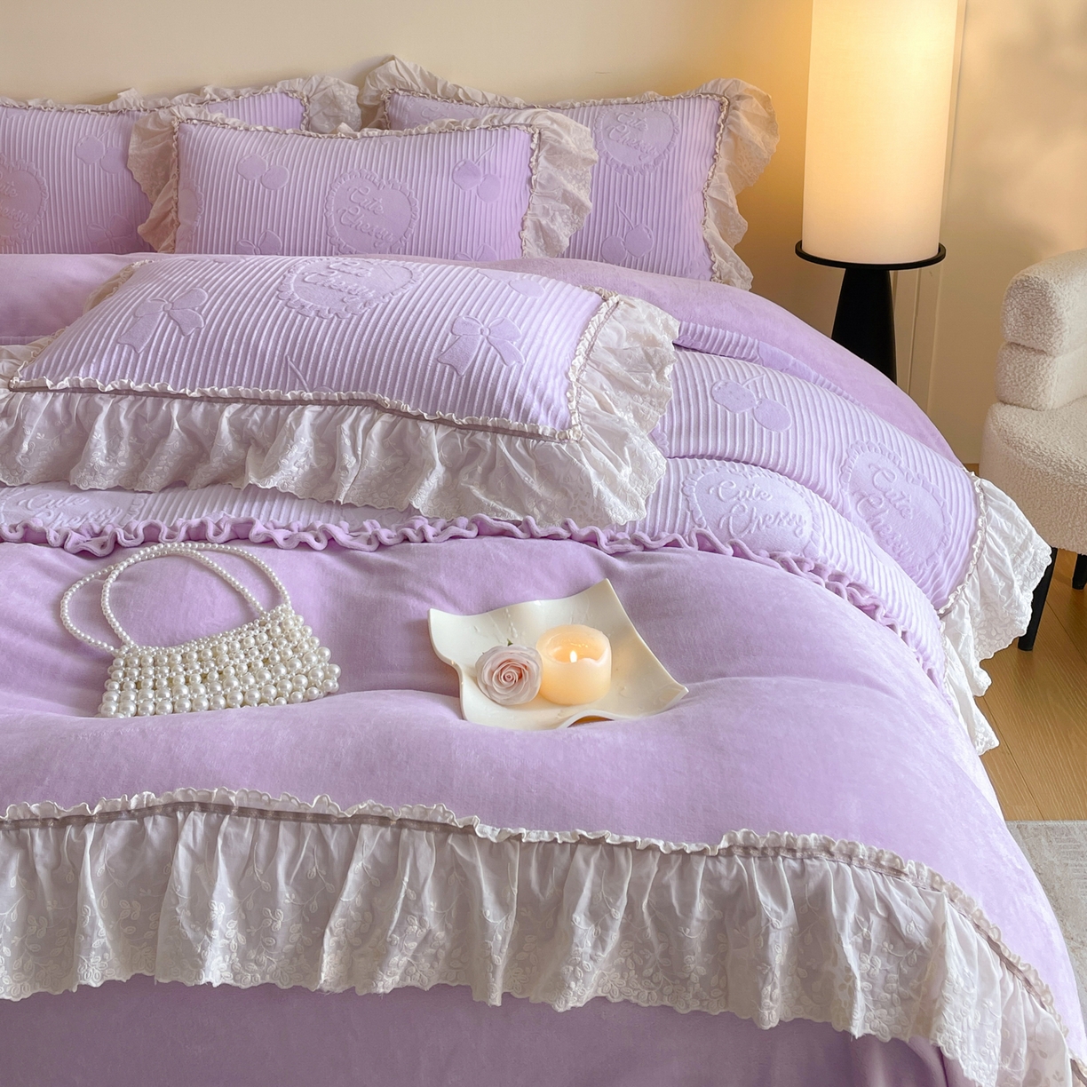 91家纺网 家纺一手货源 找家纺 沐辰 2025新款雕花牛奶绒拼接花边四件套-浪漫巴黎 浪漫巴黎-浅紫