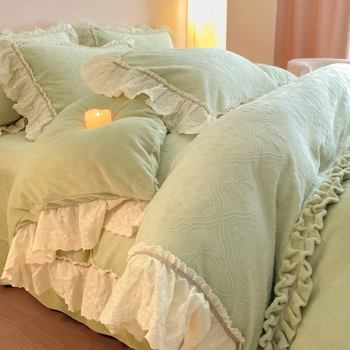 91家纺网 家纺一手货源 找家纺 沐辰 2025新款雕花牛奶绒拼接花边四件套-浪漫巴黎 浪漫巴黎-浅绿