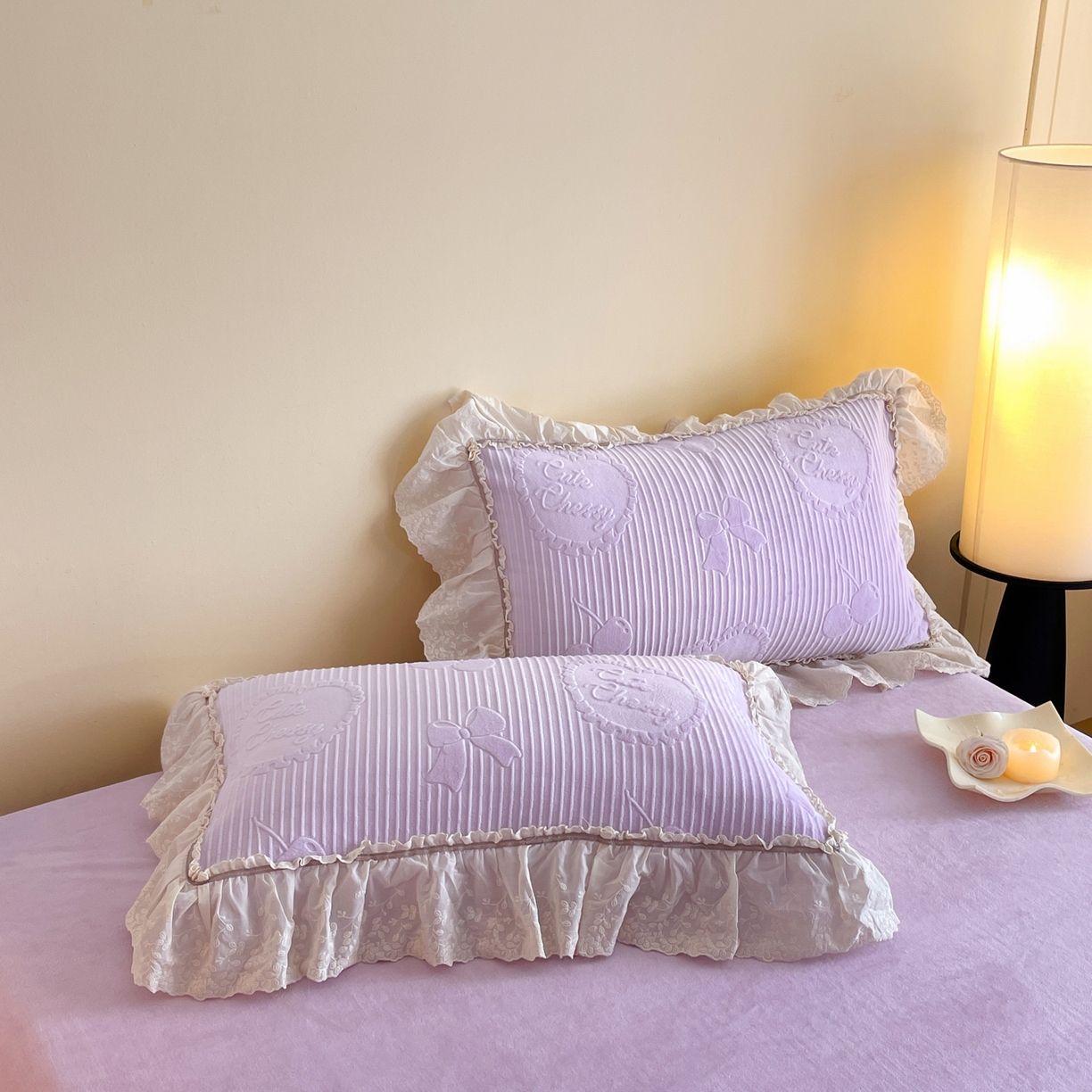 91家纺网 家纺一手货源 找家纺 沐辰 2025新款雕花牛奶绒拼接花边四件套-浪漫巴黎 浪漫巴黎-浅紫