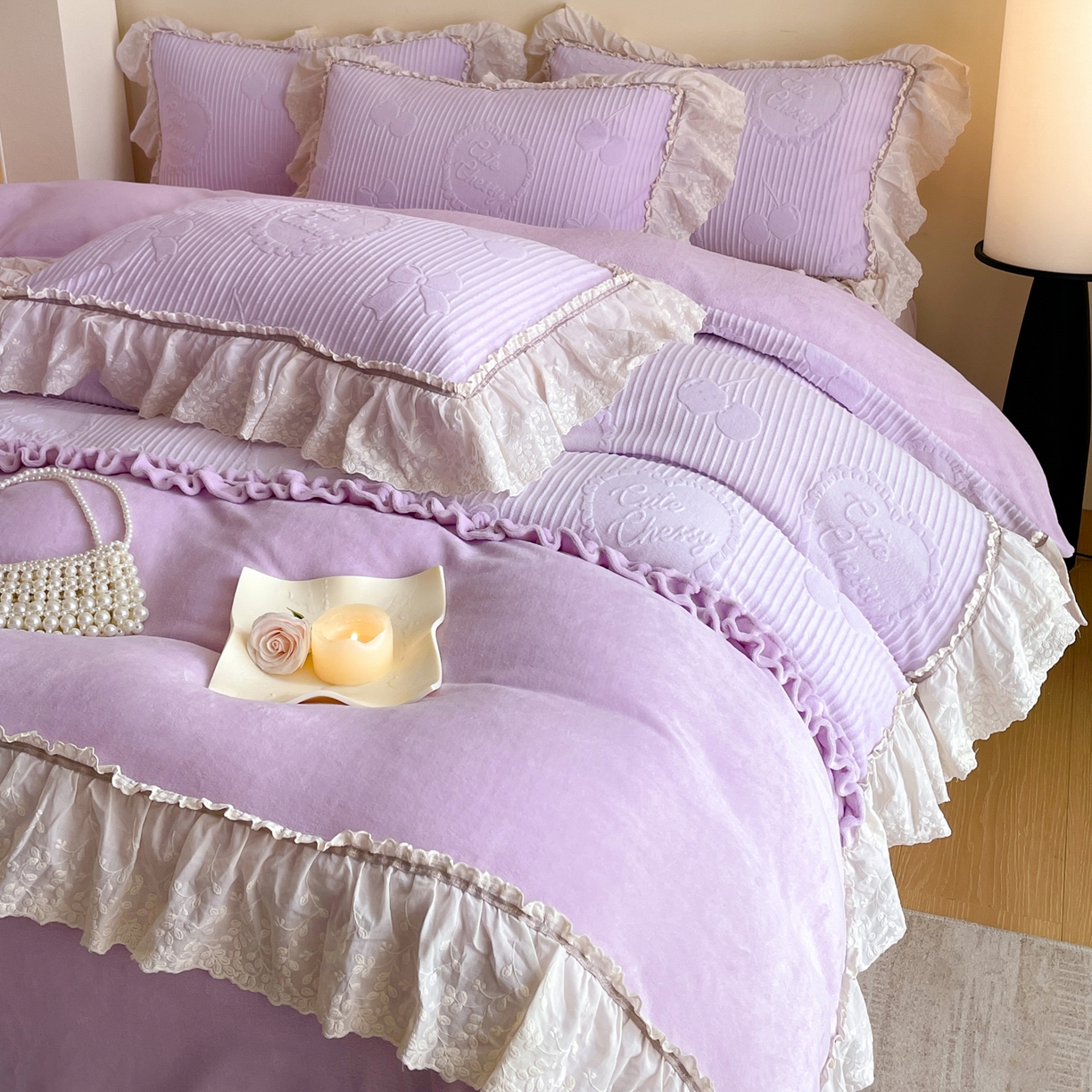 91家纺网 家纺一手货源 找家纺 沐辰 2025新款雕花牛奶绒拼接花边四件套-浪漫巴黎 浪漫巴黎-浅紫