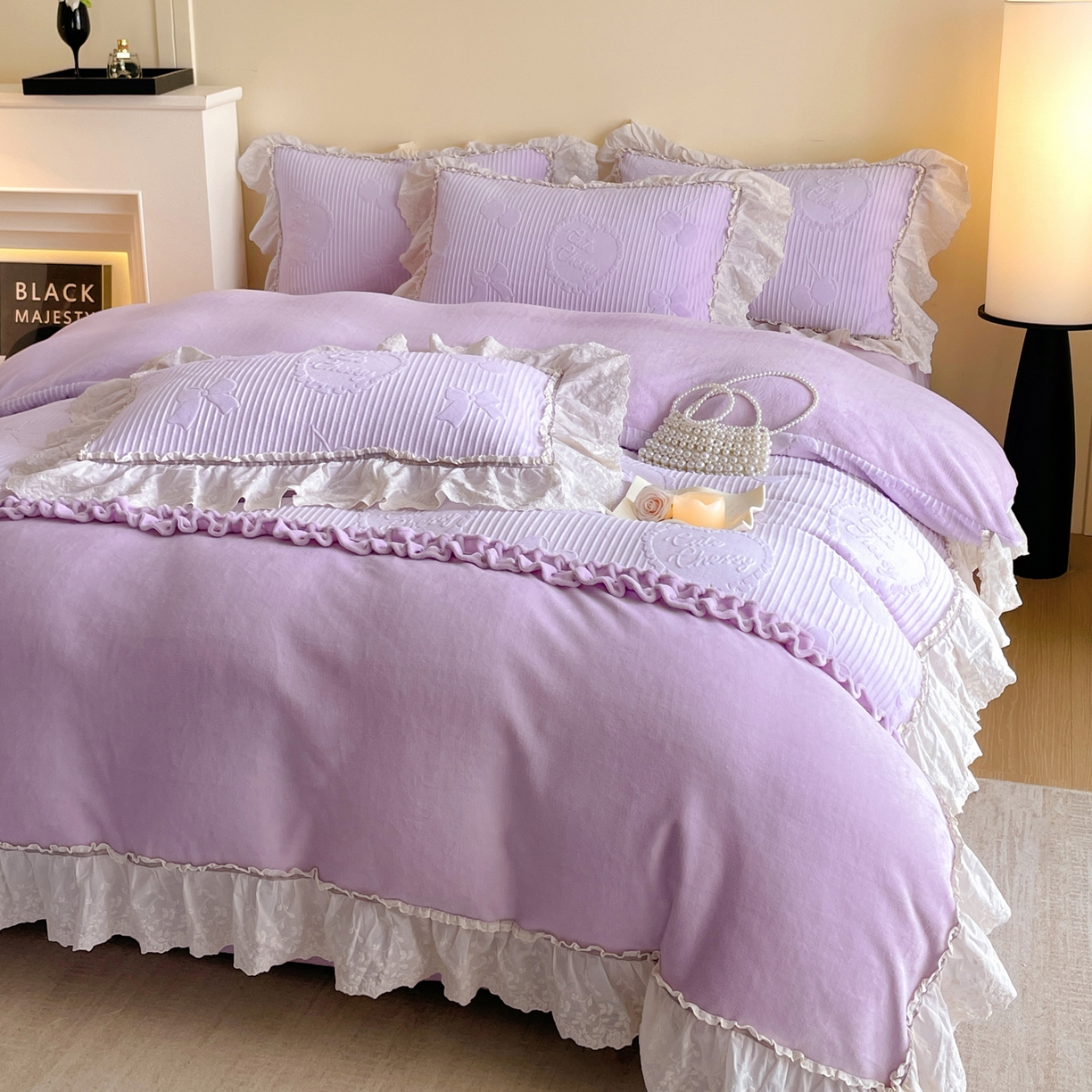 91家纺网 家纺一手货源 找家纺 沐辰 2025新款雕花牛奶绒拼接花边四件套-浪漫巴黎 浪漫巴黎-浅紫