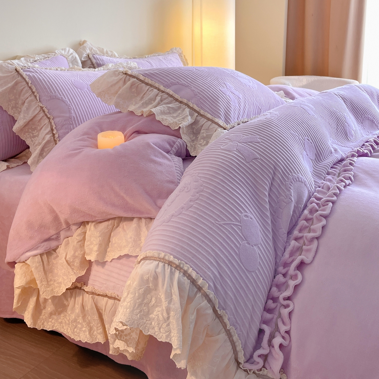 91家纺网 家纺一手货源 找家纺 沐辰 2025新款雕花牛奶绒拼接花边四件套-浪漫巴黎 浪漫巴黎-浅紫