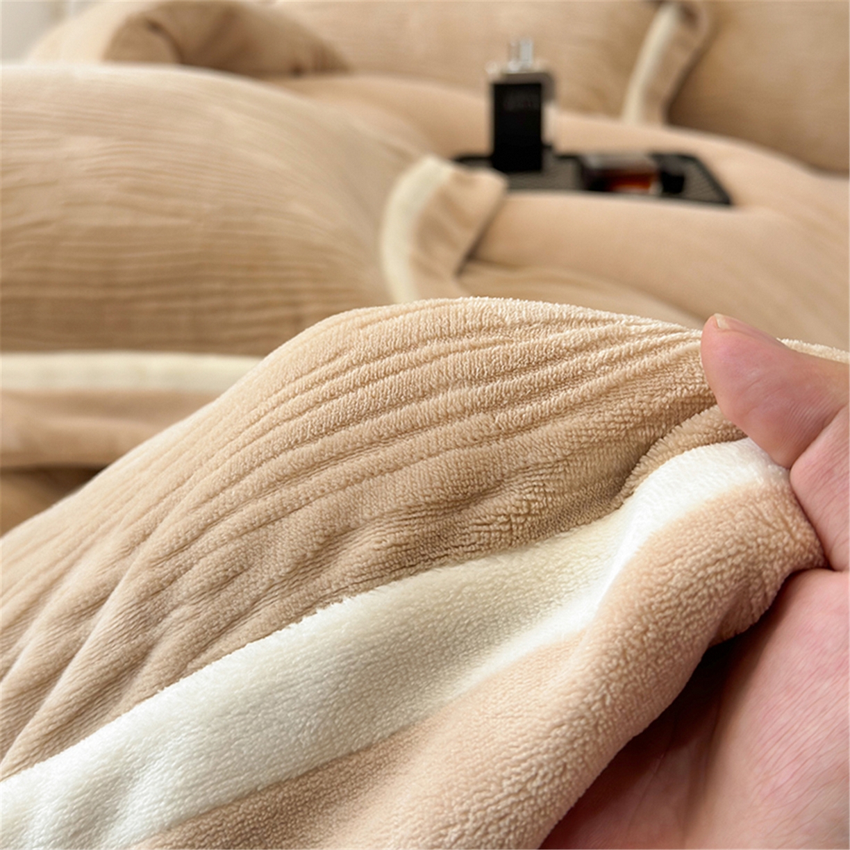 91家纺网 家纺一手货源 找家纺 家居1号家纺 2025新款230克全消光瑞丽牛奶绒烂花四件套（控价标准258加大278 会员优惠10元） 瑞丽-卡其