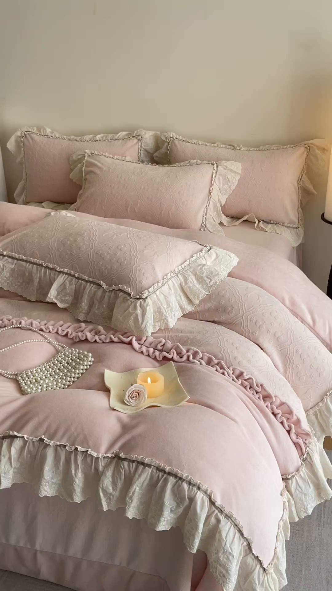 91家纺网 家纺一手货源 找家纺 沐辰 2025新款雕花牛奶绒拼接花边四件套-浪漫巴黎 浪漫巴黎-浅粉